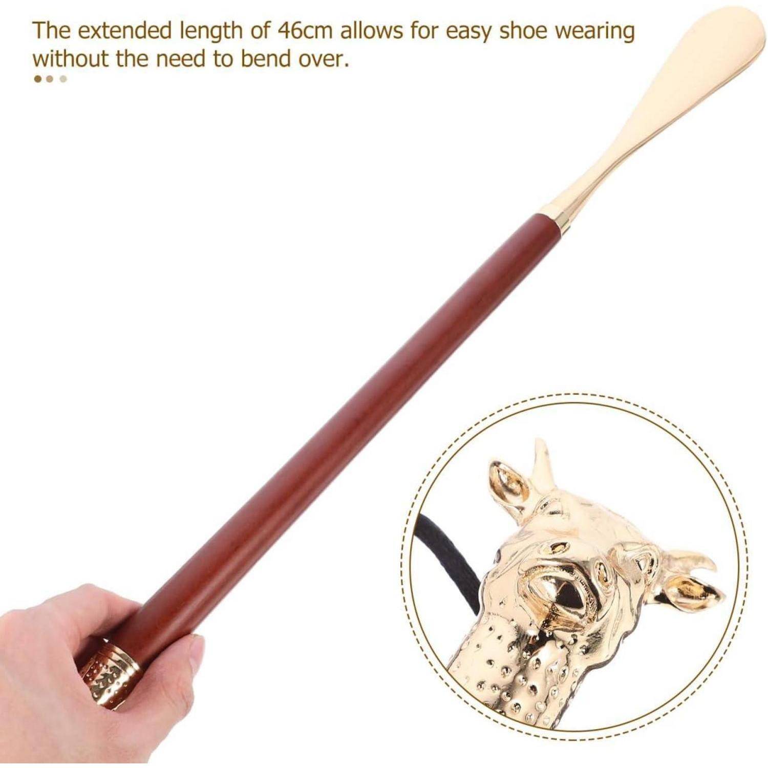 Langer Schuhlöffel mit 46 cm Gesamtlänge und goldfarbendem giraffenförmigem Griff, der beim Anziehen von Schuhen hilft, ohne sich bücken zu müssen.