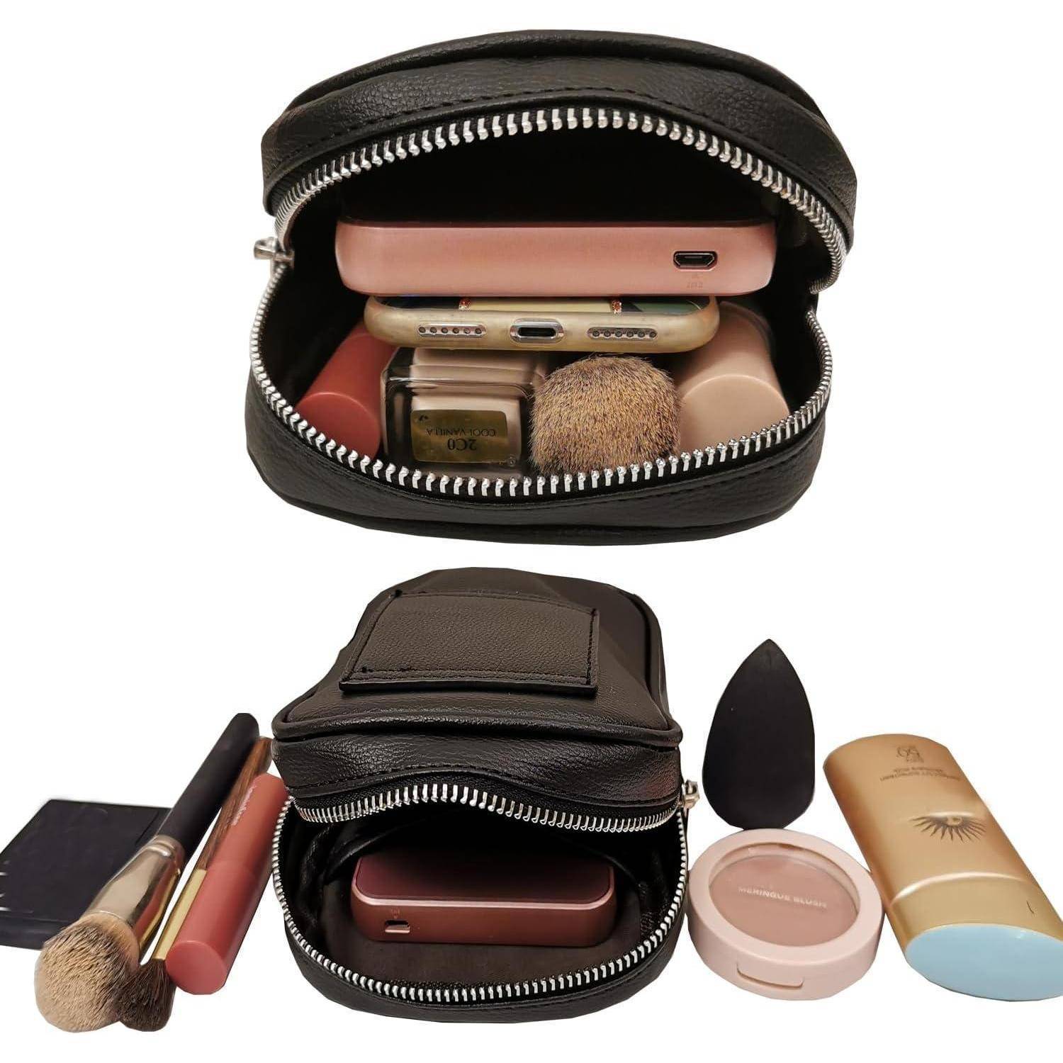 Offene schwarze Kosmetiktasche mit Reißverschluss, die Kosmetikartikel enthält, mit daneben abgebildetem Lippenstift und Pinseln als Größenvergleich.