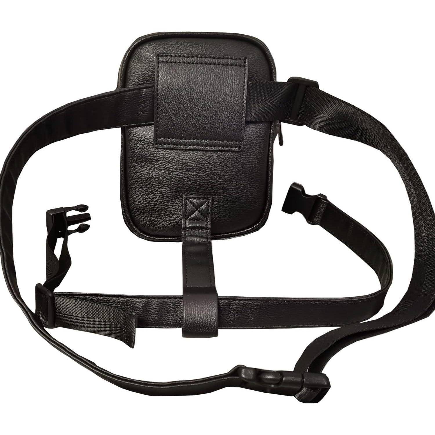 Schwarze Lederoberschenkelholster mit verstellbaren Riemen und Schnallen, Vorderansicht auf weißem Hintergrund.