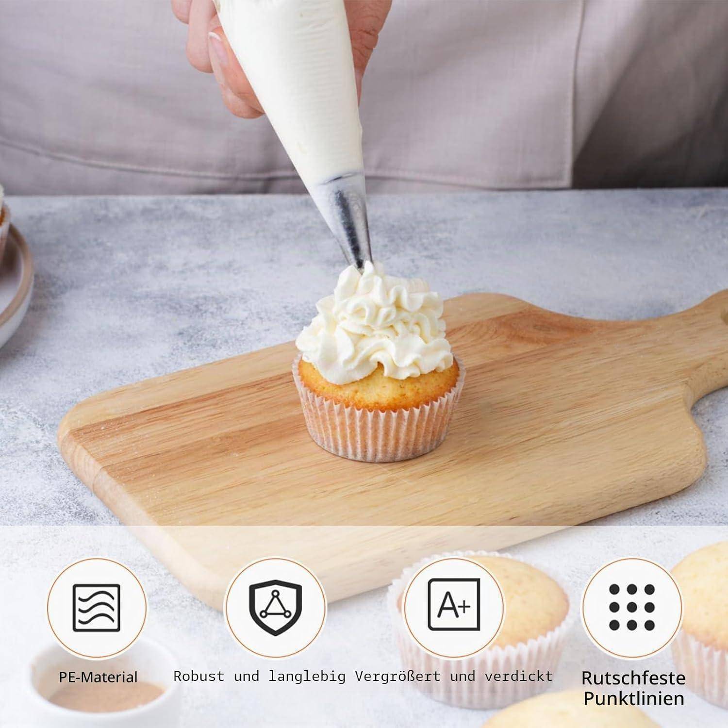 Mit der Hand weiße Glasur auf einen Cupcake auf einem Holzbrett spritzen, darunter Symbole, die PE-Material, Haltbarkeit, Größe A+ und rutschfeste Punkte hervorheben.