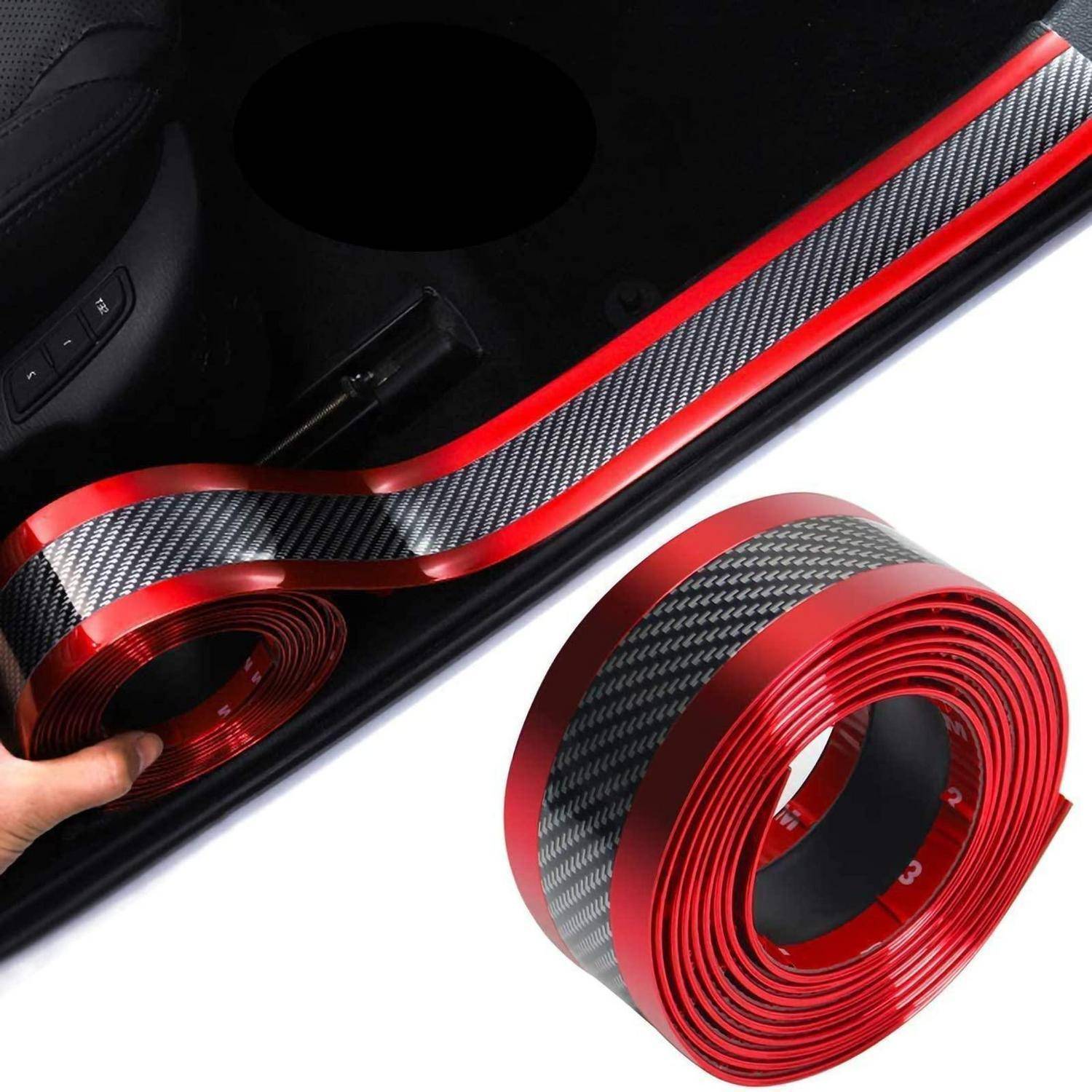 Rotes Kohlefaser-Optik-Trimmband wird auf eine Innenkante eines Autos aufgebracht, wobei neben dem Band eine aufgerollte Spule zu sehen ist.