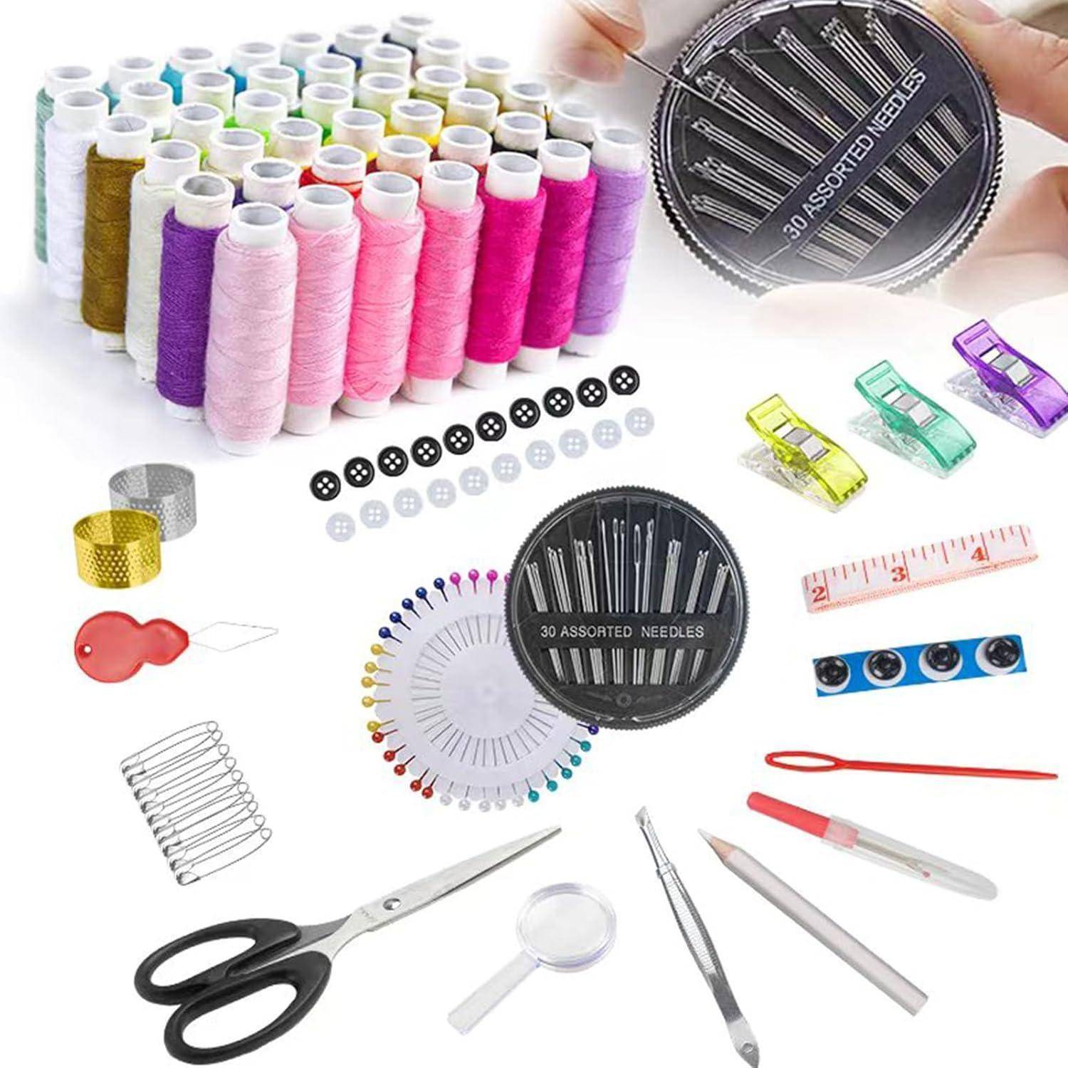 Sortiertes Nähset mit vielen farbigen Fadenspur­len, Nadeln, Knöpfen, Maßstab, Schere, Stecknadeln, Fingerhut, Nahttrenner und Clips.