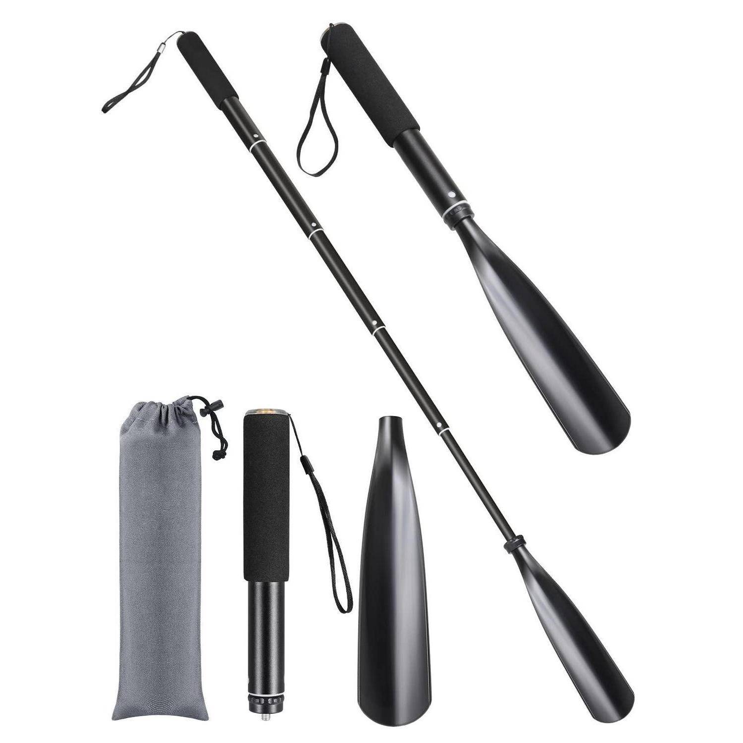 Zusammenklappbares Paddel-Set mit zwei schwarzen Rudern und einer grauen Tasche mit Kordelzug, die abnehmbare Abschnitte und Blattteile auf weißem Hintergrund zeigt.