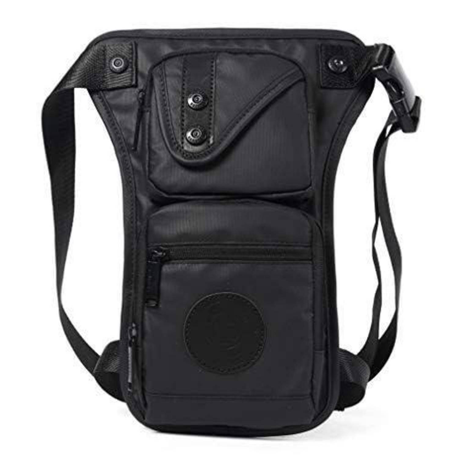 Schwarze Nylon-Beintasche mit verstellbaren Riemen, Vordertaschen und Schnallenverschluss, vor weißem Hintergrund dargestellt.