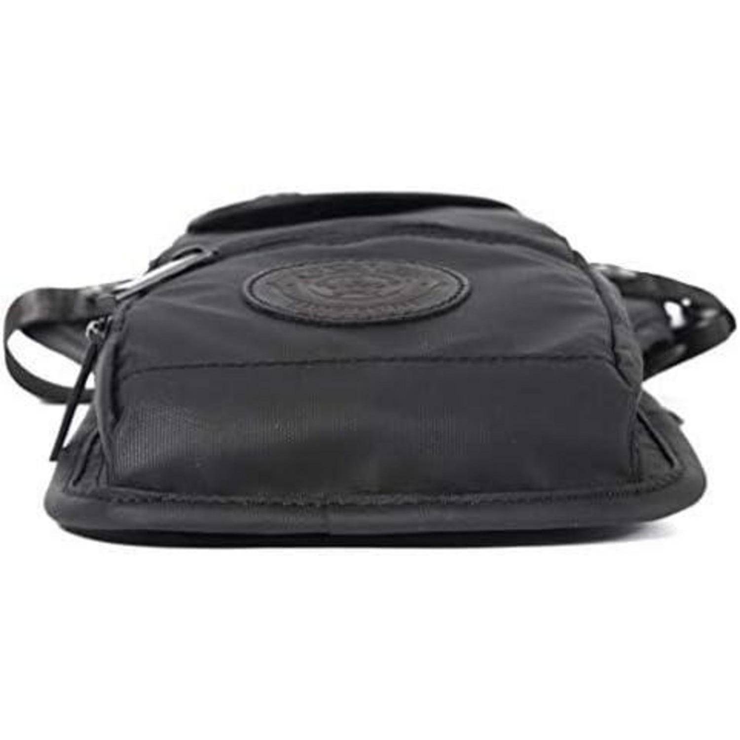 Schwarze Crossbody-Hüfttasche mit verstellbaren Riemen und Reißverschlussfach, gezeigt auf weißem Hintergrund.