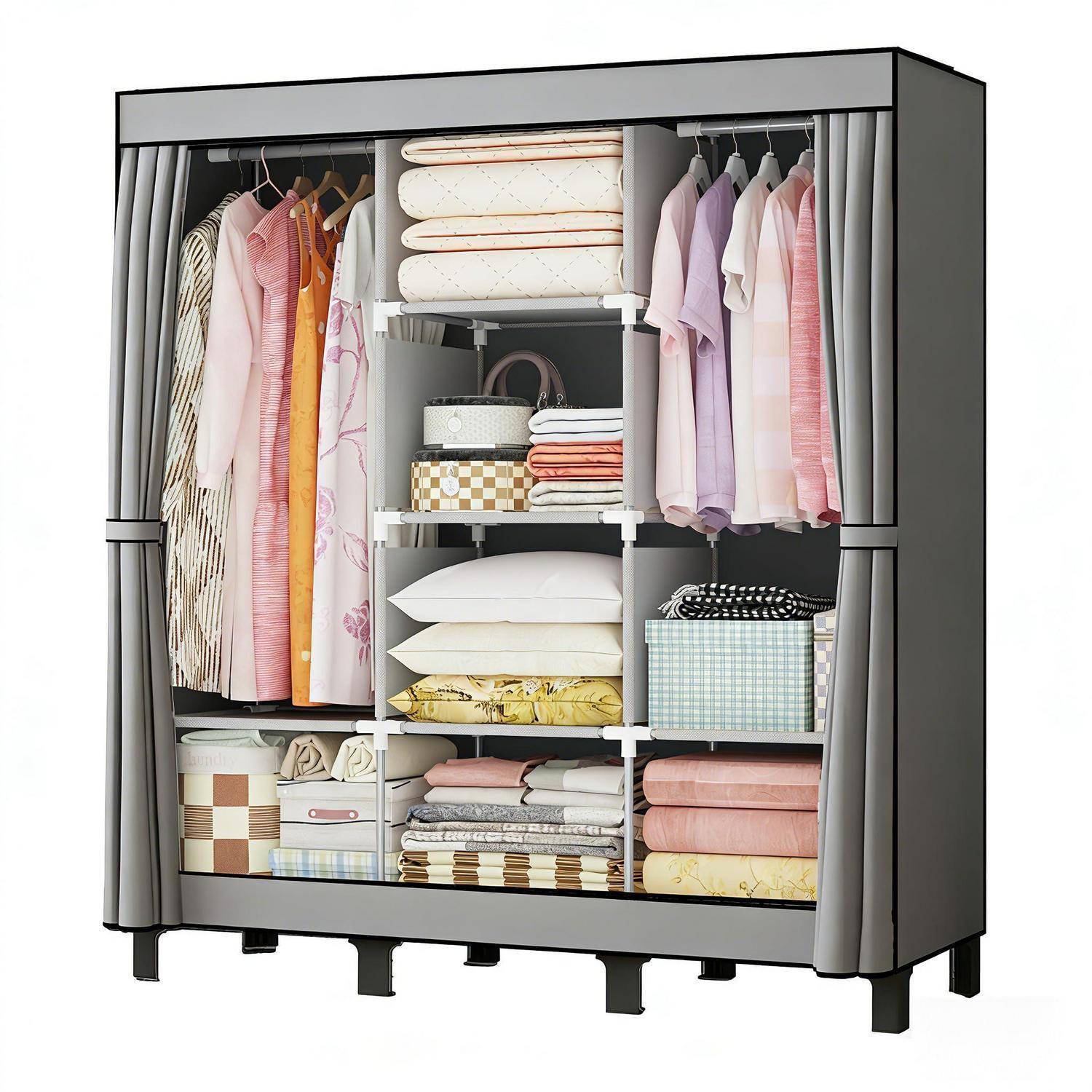 Offener Kleiderschrank mit hängender Kleidung, gefalteten Textilien, Kissen, Körben und ordentlich arrangierten Regalen hinter grauen Vorhängen.