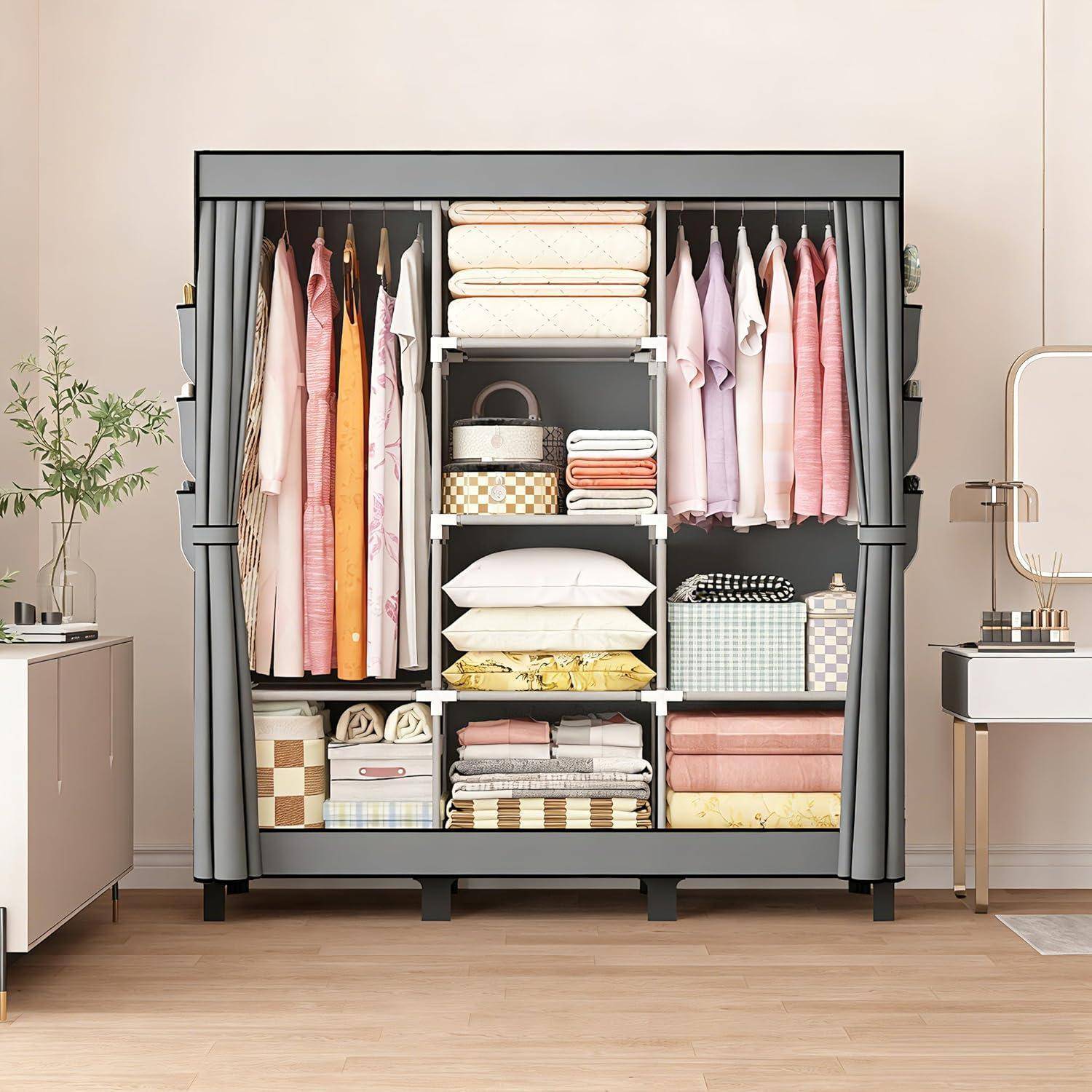 Offener Kleiderschrank mit ordentlich angeordneter Pastellkleidung, gefalteten Leinen, Körben und Kissen in einem Schlafzimmer.