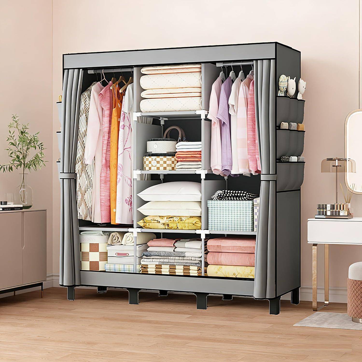 Offener Kleiderschrank mit hängender Kleidung, gefalteter Bettwäsche und Aufbewahrungskästen, die auf Regalen in einem ordentlichen Schlafzimmer organisiert sind.