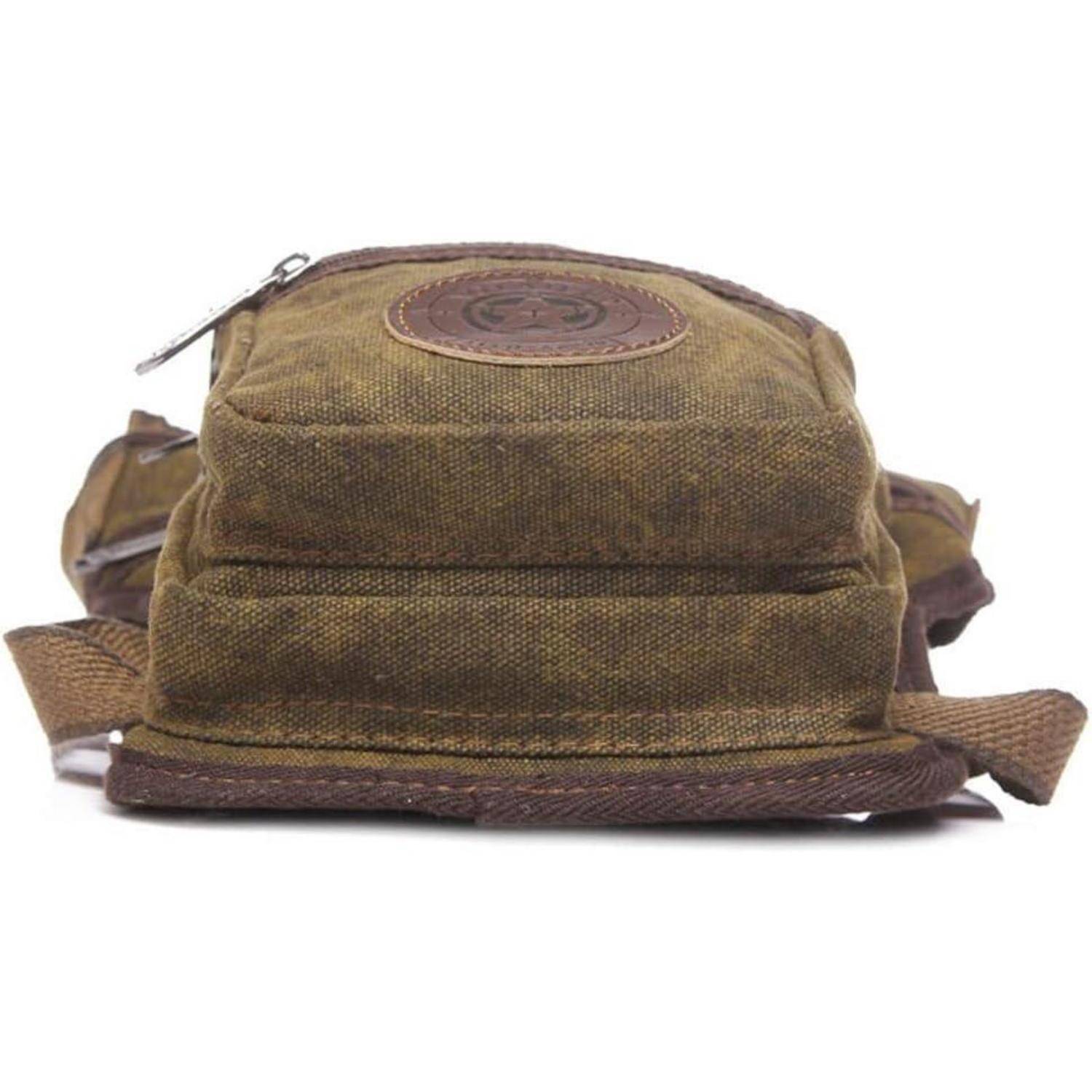 Brauner Leinwandrucksack mit abgerundetem Deckel und Schultergurten, isoliert auf weißem Hintergrund dargestellt.