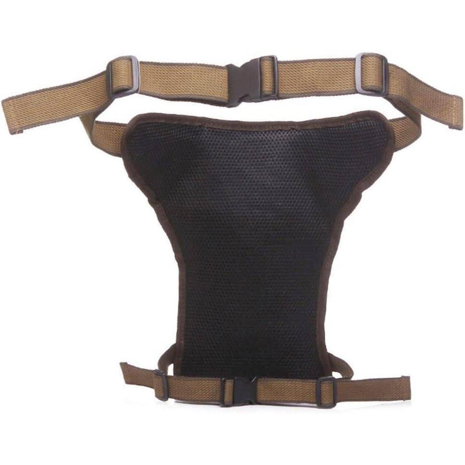 Schwarzes gepolstertes Taillengeschirr mit beige verstellbaren Riemen und Schnallen, Vorderansicht auf weißem Hintergrund.