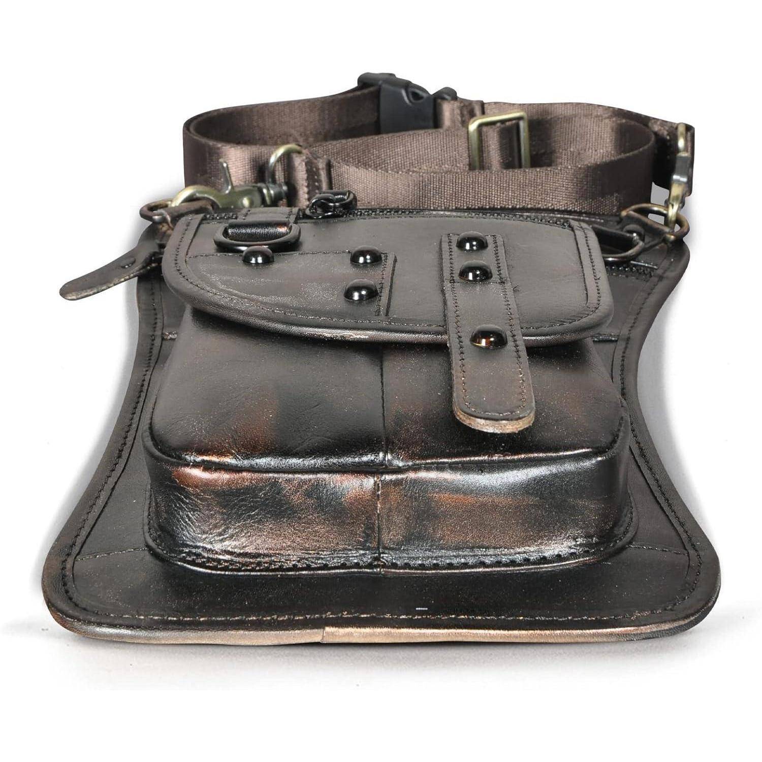 Schwarze Leder-Utilitytasche oder Bauchtasche mit Klapptasche und verstellbarem Riemen, isoliert auf weißem Hintergrund dargestellt.