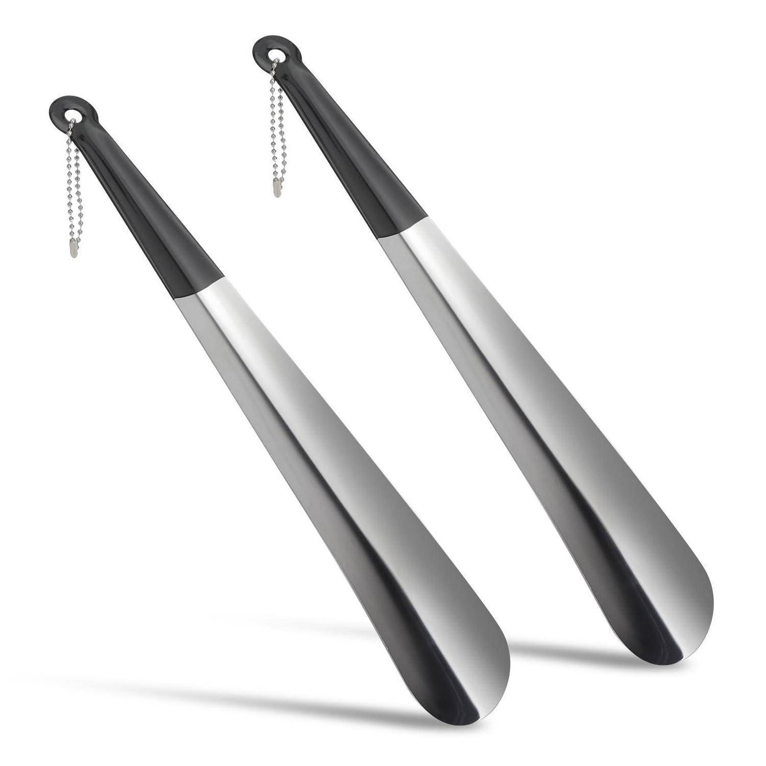 Paar Metall-Nunchaku mit schwarzen Griffen und silbernen verjüngten Enden, auf weißem Hintergrund dargestellt, wobei Kettenverbinder sichtbar sind.