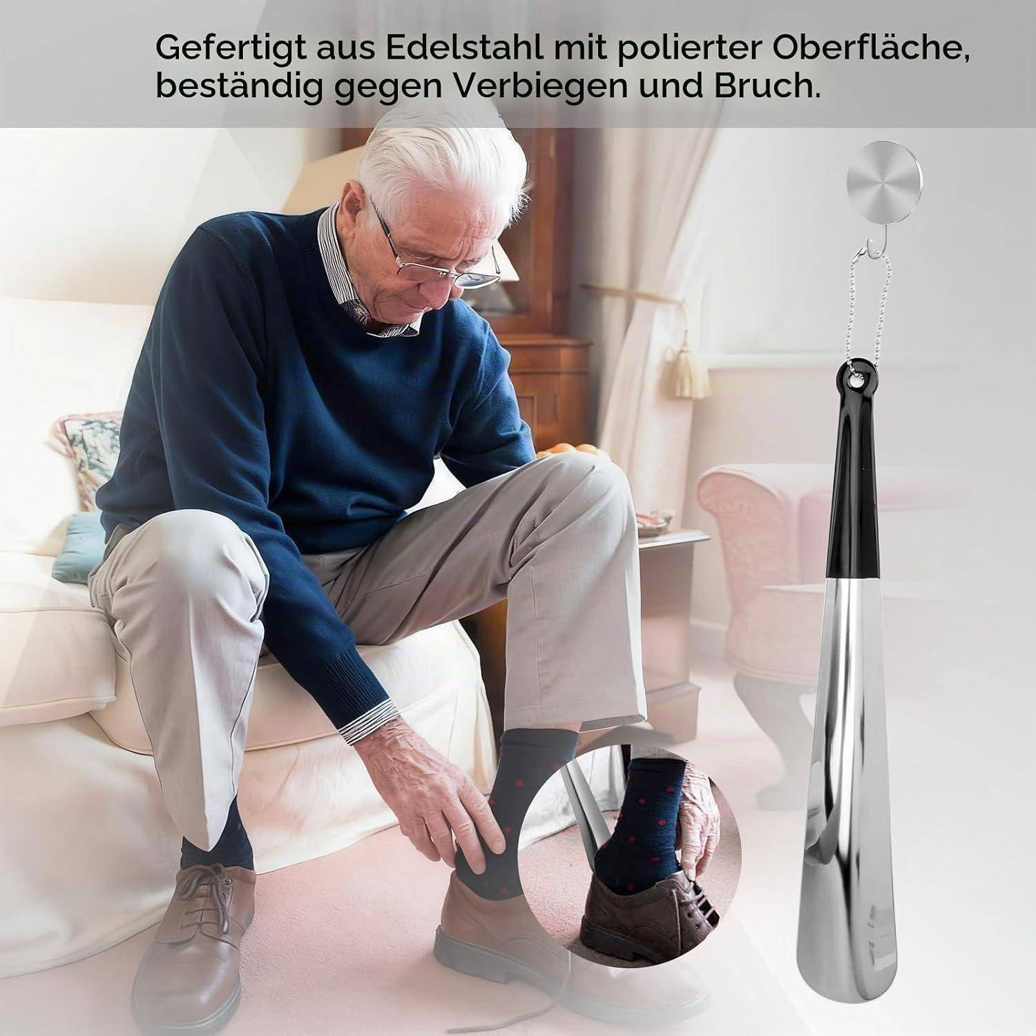 Älterer Mann sitzt und benutzt einen langen Schuhlöffel aus Edelstahl, mit deutschem Text, der vermerkt, dass er poliert, langlebig und bruch- sowie biegefest ist.