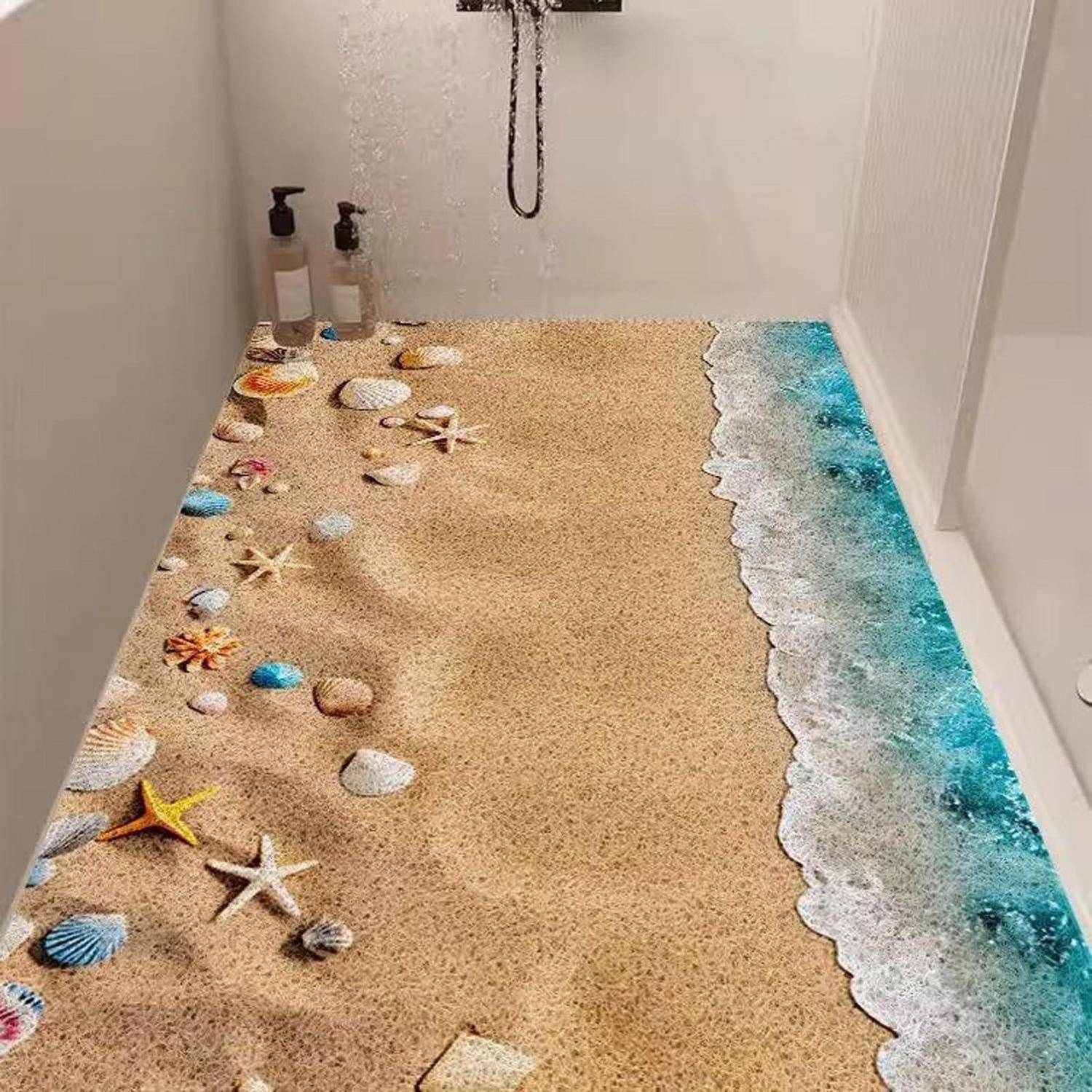 Duschtablett mit Stranddekor mit Sand, Muscheln, Seesternen und einer blauen Wellenkante unter einem Duschkopf.