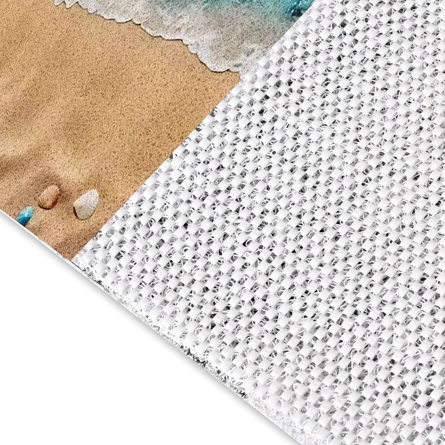 Strukturierte weiße strandthematische Matte mit bedrucktem sandigen Ufer, Muscheln und blauem Wasser in der Ecke.