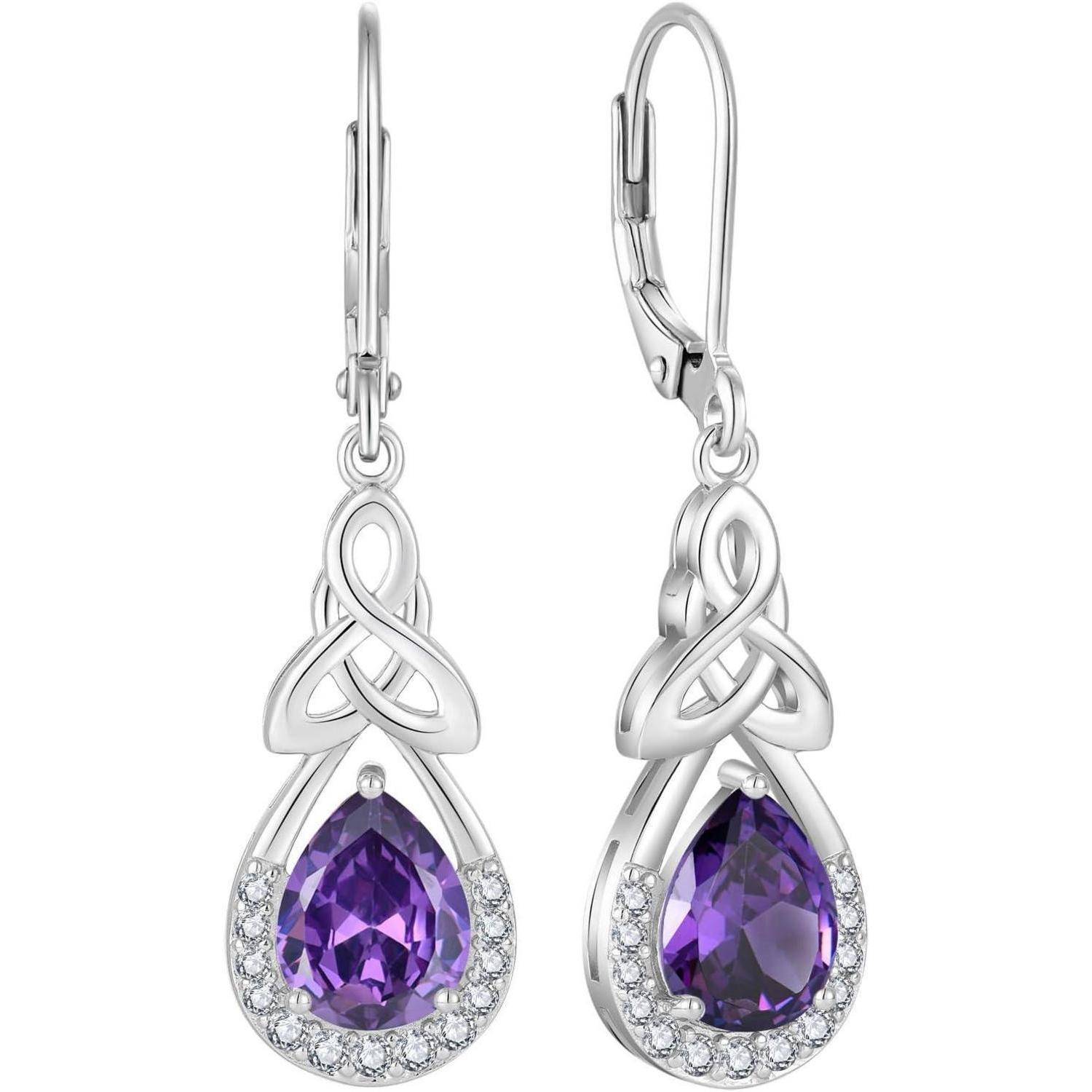 Paar silberner Tropfenohrringe mit violetten tropfenförmigen Edelsteinen und kleinen klaren Steinen in einem dekorativen Knoten- und Halo-Design.