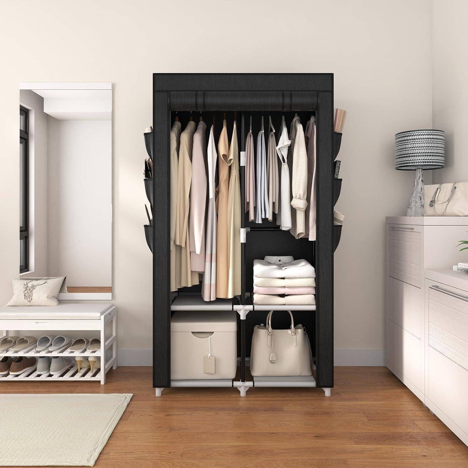 Ein schwarzer Kleiderschrank-Organizer mit hängender Kleidung, gefalteten Pullovern, Aufbewahrungsboxen und einer Handtasche in einem ordentlichen Schlafzimmer oder Ankleidezimmer.