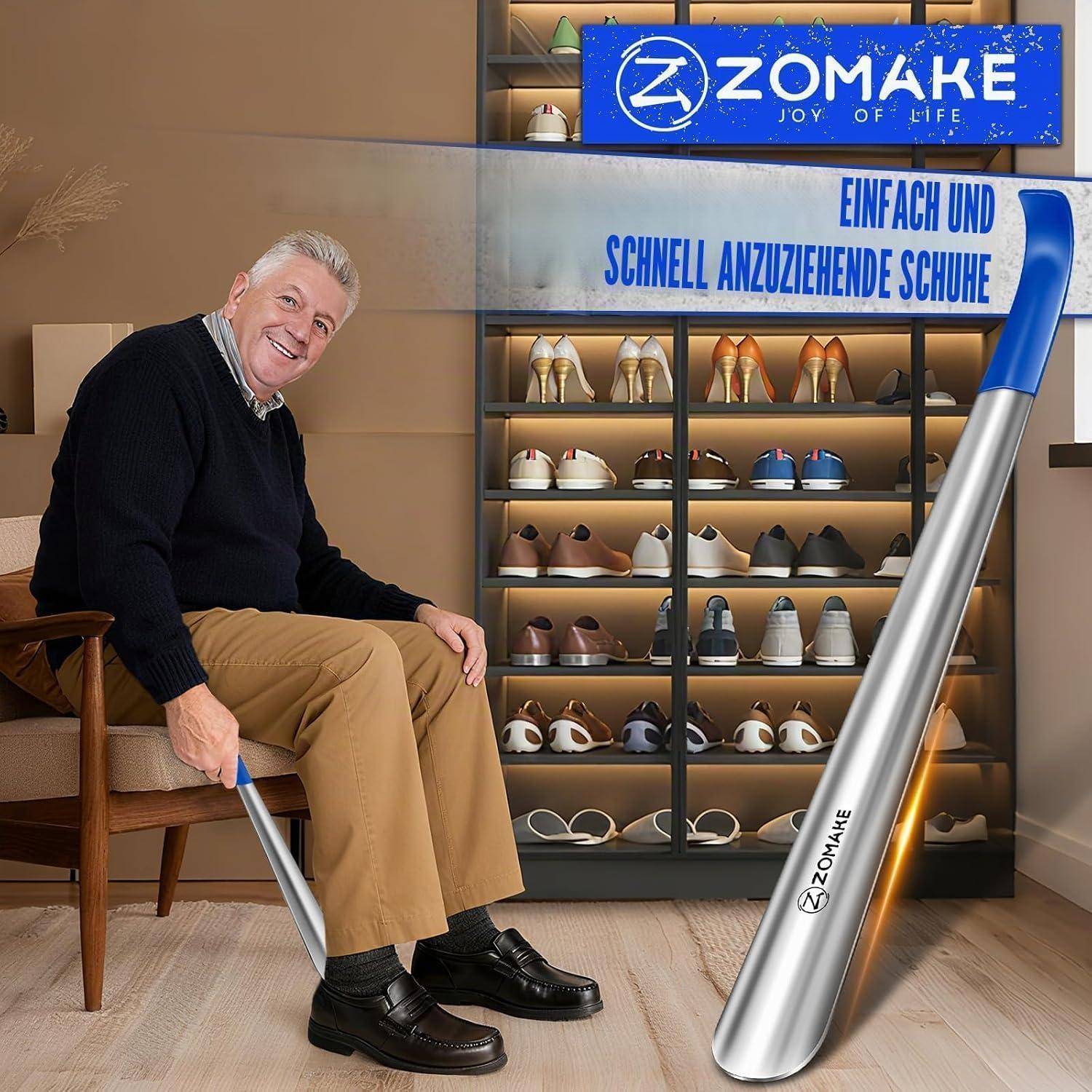 Lächelnder Mann sitzt auf einem Stuhl und benutzt einen langen ZOMAKE-Schuhanzieher, um schwarze Anzugschuhe anzuziehen, mit einer Schuhausstellung und deutschem Slogan hinter ihm.