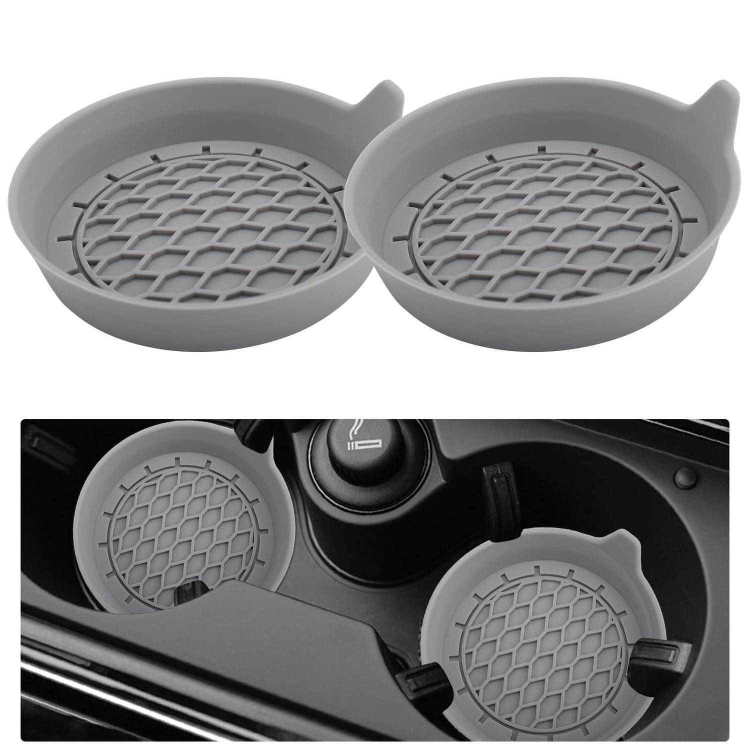 Zwei graue runde Tassenhalter-Einsätze mit Mesh-Zentren, oben abgebildet und in einem Getränkehalter der Autokonsole eingebaut.