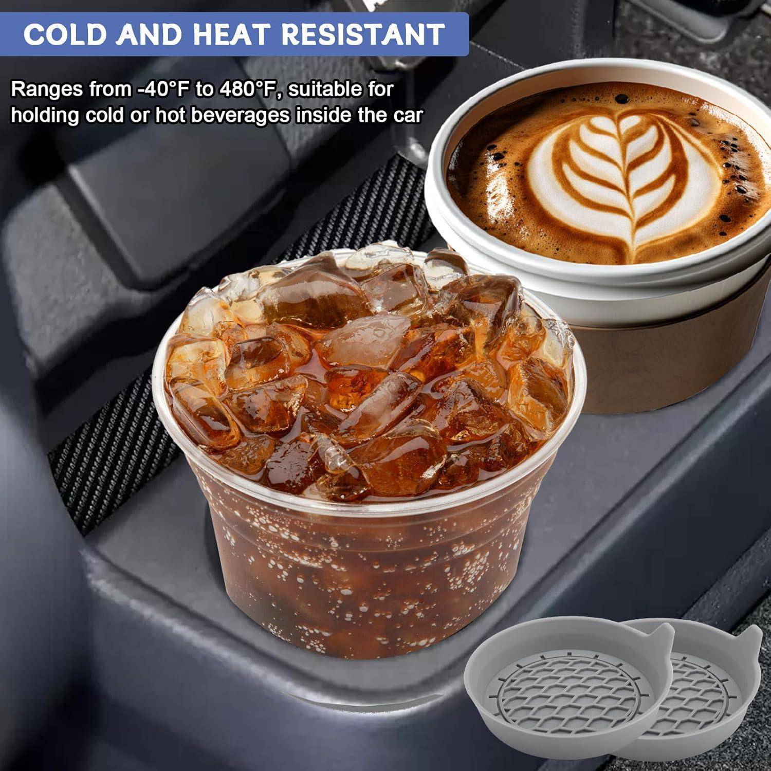 Getränkehalter im Auto mit einem eisgekühlten Getränk und einem Latte, mit Text der besagt „KÄLTE- UND HITZEBESTÄNDIG
