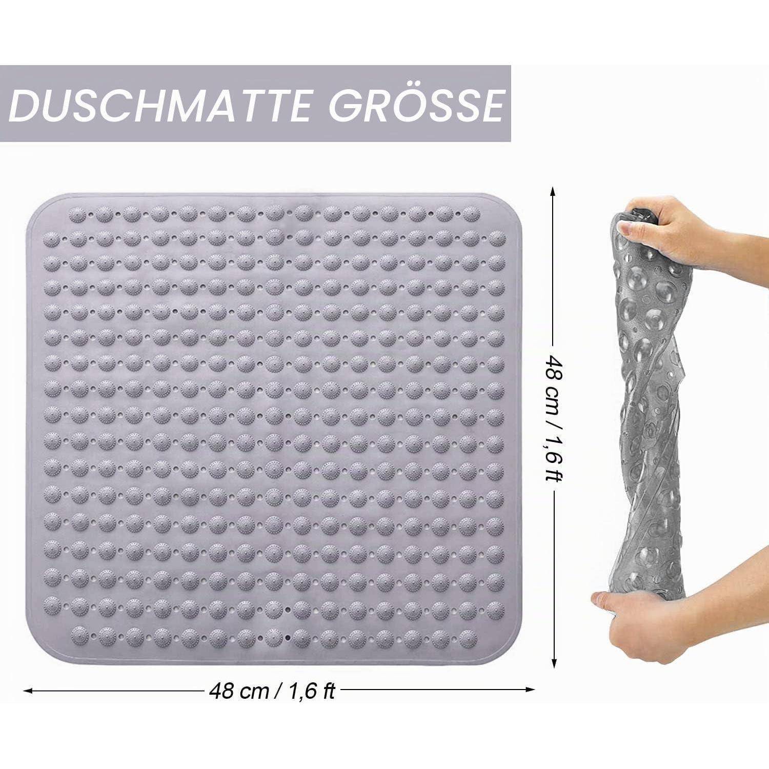 Graue quadratische Duschmatte mit erhabenen Noppen, dargestellt als 48 cm mal 48 cm und von Hand gedehnt, um Größe und Flexibilität zu zeigen.