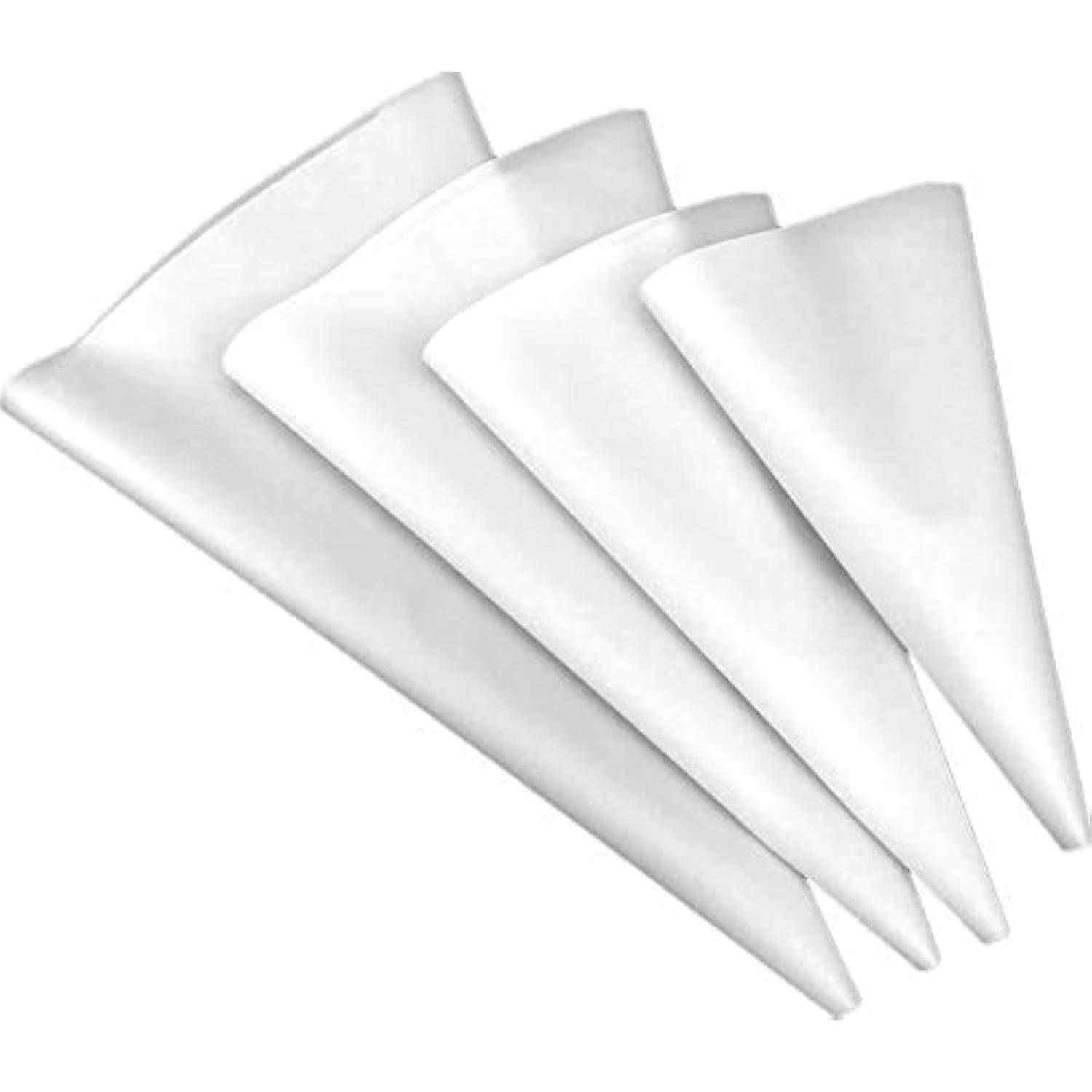 Vier gefaltete weiße Papierkegel oder Spritzbeutel in Fächerform auf weißem Hintergrund angeordnet.