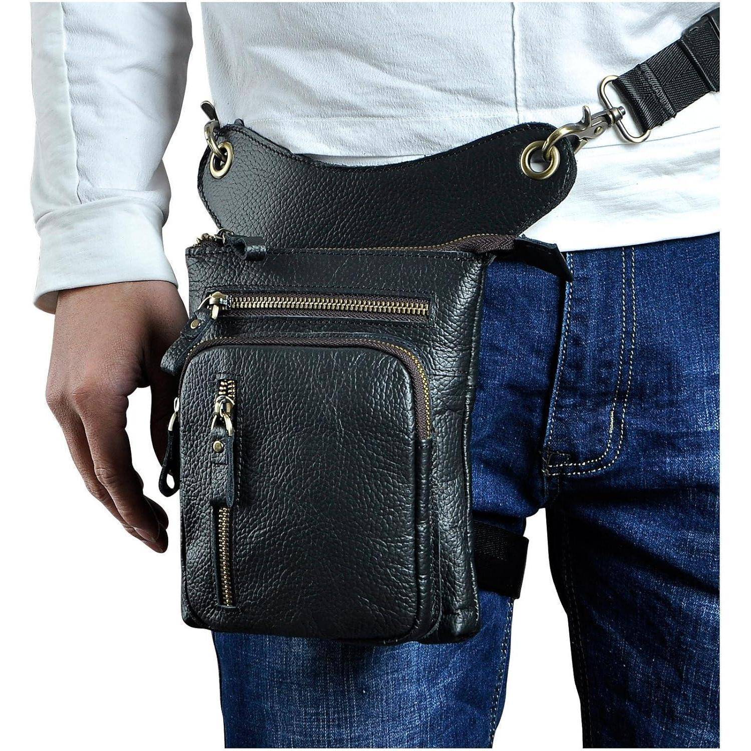 Person, die eine schwarze Ledertasche am Oberschenkel mit mehreren verschlossenen Taschen trägt, die über blauen Jeans befestigt ist.