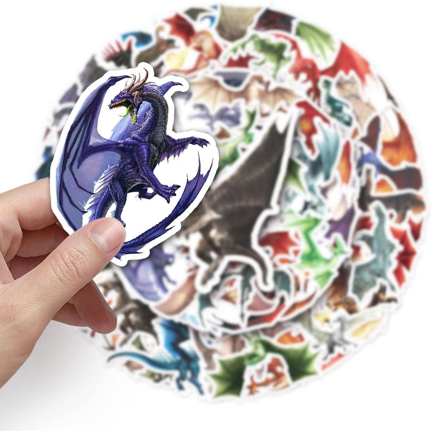 Eine Hand hält einen lila Drachensticker vor einem Haufen verschiedener Drachensticker auf weißem Hintergrund.