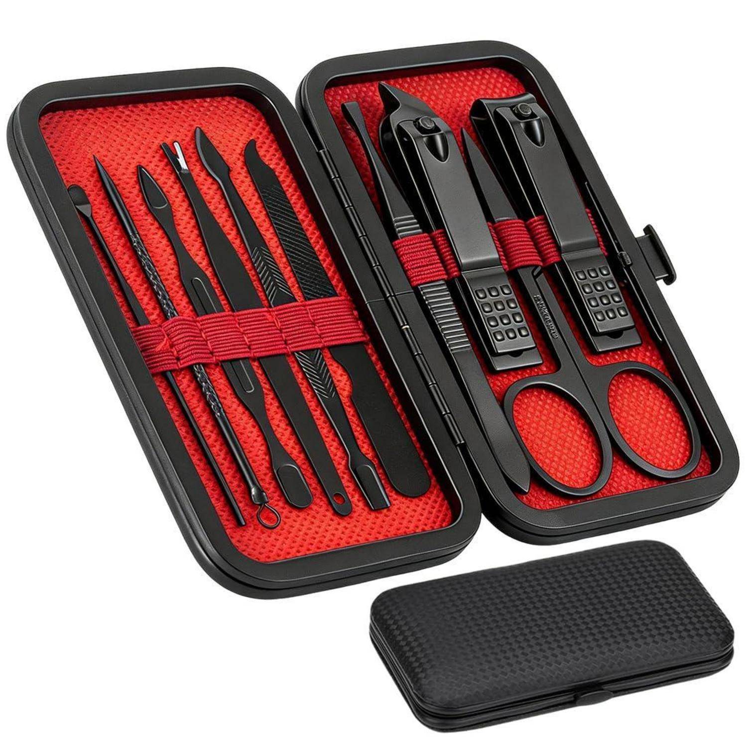 Maniküre- und Pediküre-Pflegeset in einem schwarzen Reißverschlussetui mit Nagelknipsern, Nagelhautfeilen, Schere und Pinzette auf rotem Futter.