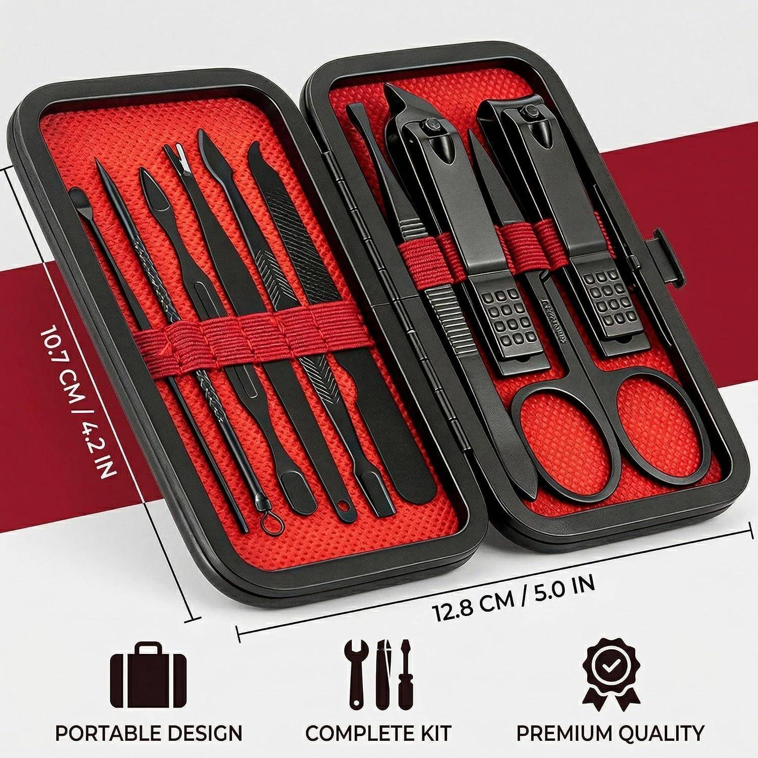 Tragbares Maniküre-Set in einem schwarzen Etui mit rotem Futter, einschließlich Nagelknipser, Schere, Pinzette und Nagelhaut-Werkzeugen; gekennzeichnet mit 12,8 cm mal 10,7 cm.