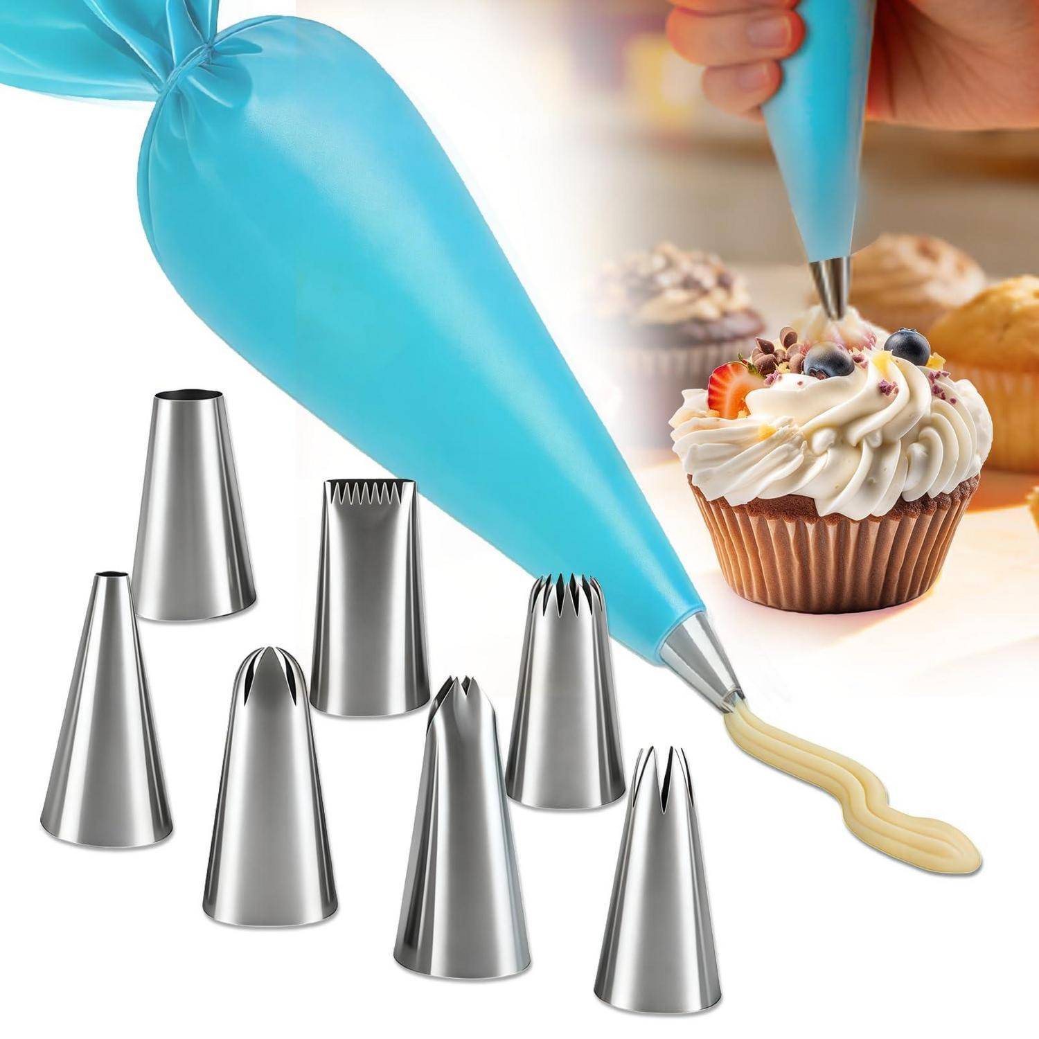 Blauer Spritzbeutel mit Metalldekorieraufsätzen, verwendet zum Verzieren eines gefrosteten Cupcakes mit Creme und Beeren.