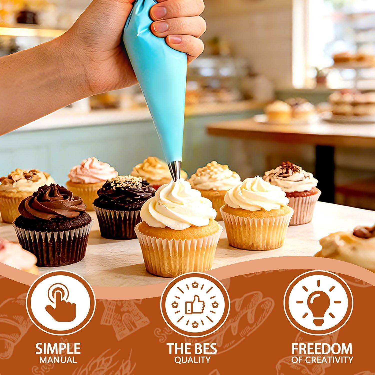 Mit der Hand weiße Glasur auf einen Cupcake in einer Bäckerei-Auslage spritzen, mit dekorierten Cupcakes im Hintergrund und Symbolen mit den Aufschriften „EINFACHE HANDARBEIT