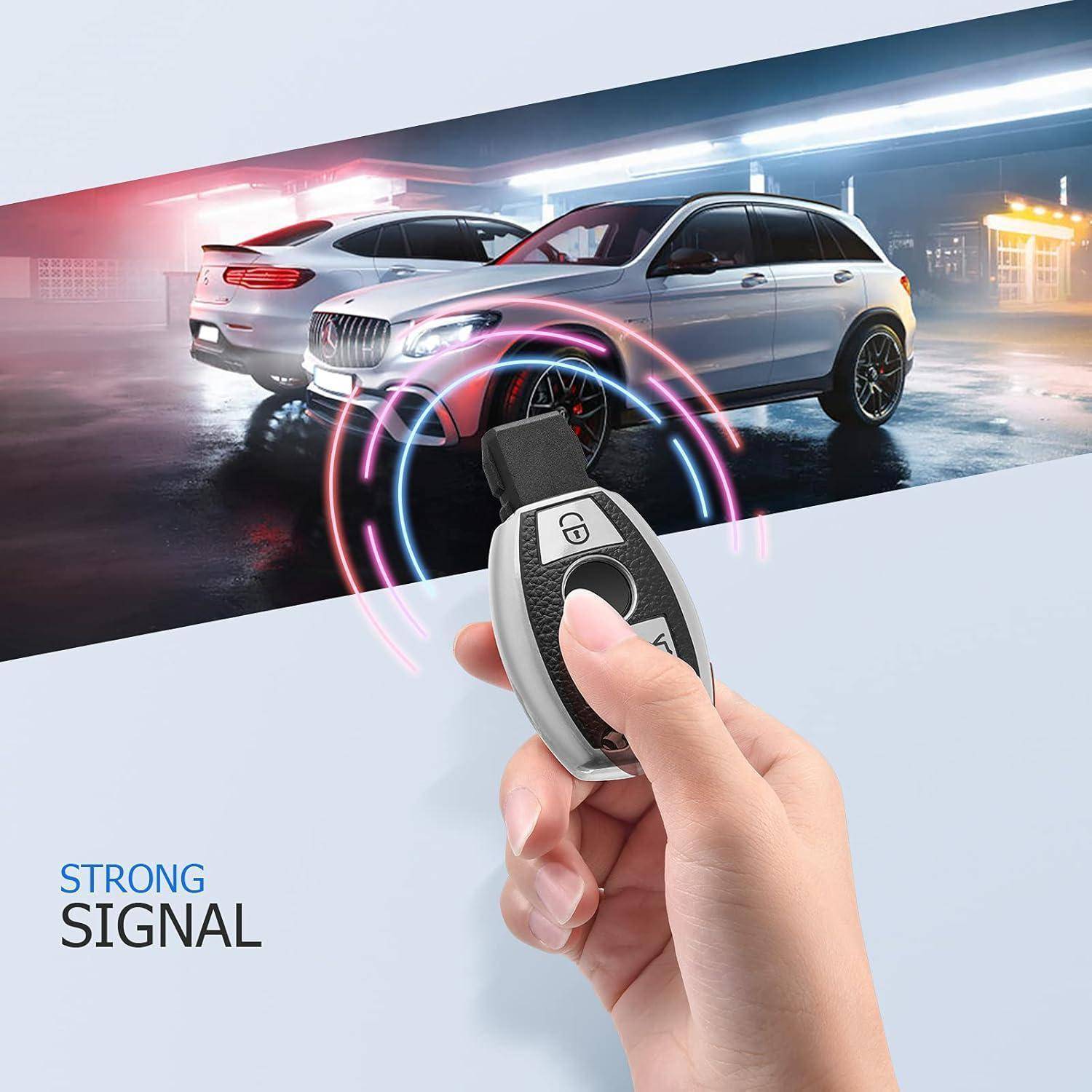 Hand, die einen Autoschlüsselbund hält und ein starkes Signal an zwei geparkte Luxus-SUVs sendet, mit dem Text 'STARKES SIGNAL' darunter.