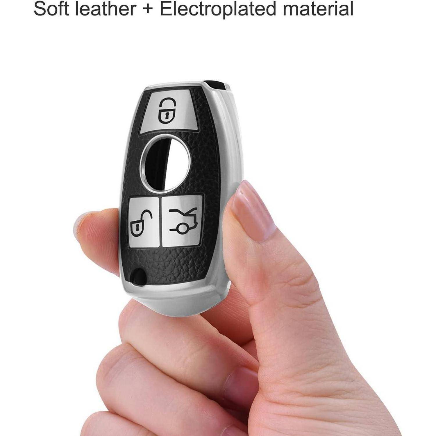 Hand hält eine Autoschlüsselfernbedienung mit Verriegelungs-, Entriegelungs- und Kofferraumtasten; Text oben liest 'Weiches Leder + Verchromtes Material'.