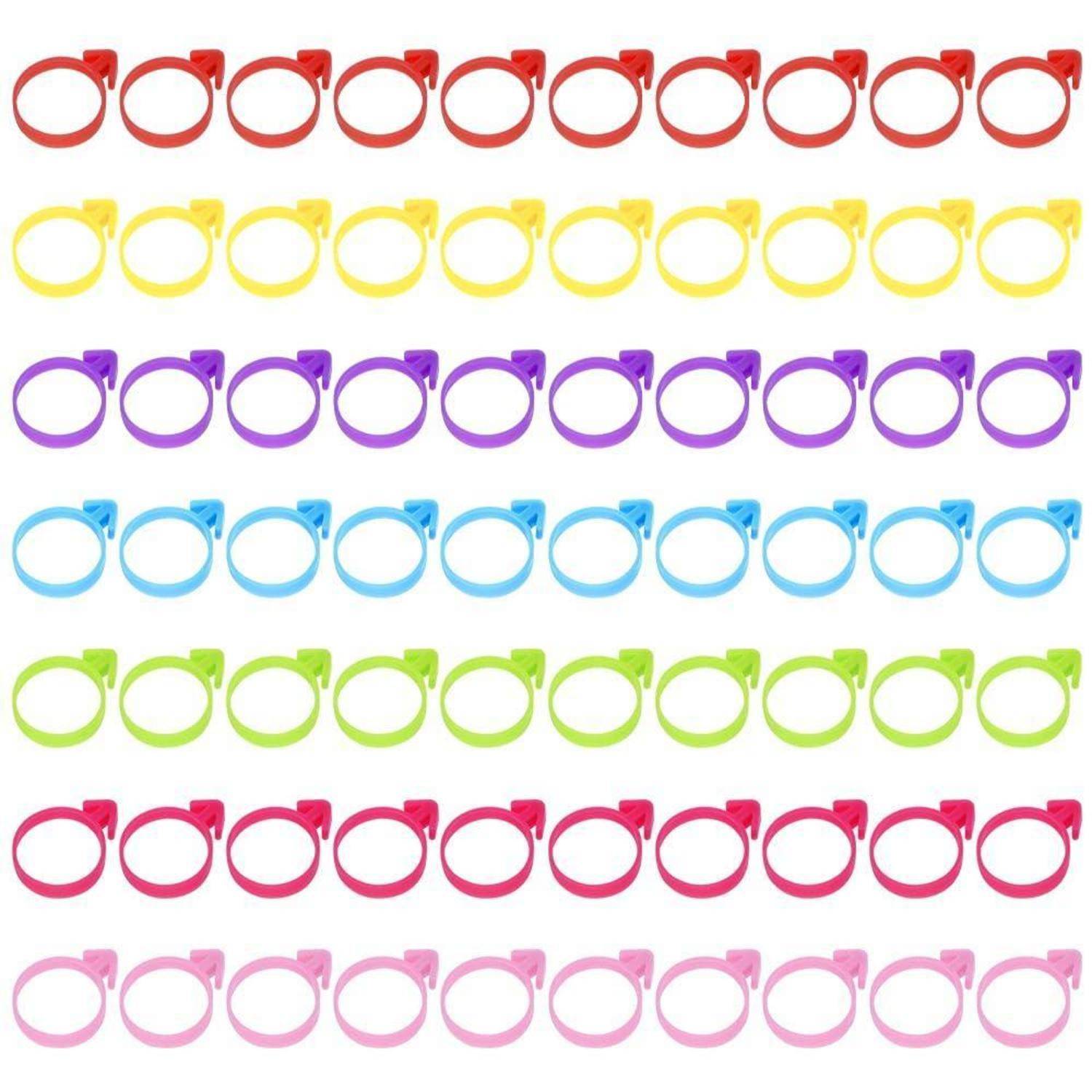 Reihen von farbigen kreisförmigen Ringen in Rot, Gelb, Lila, Blau, Grün, Rosa und Hellrosa auf weißem Hintergrund.
