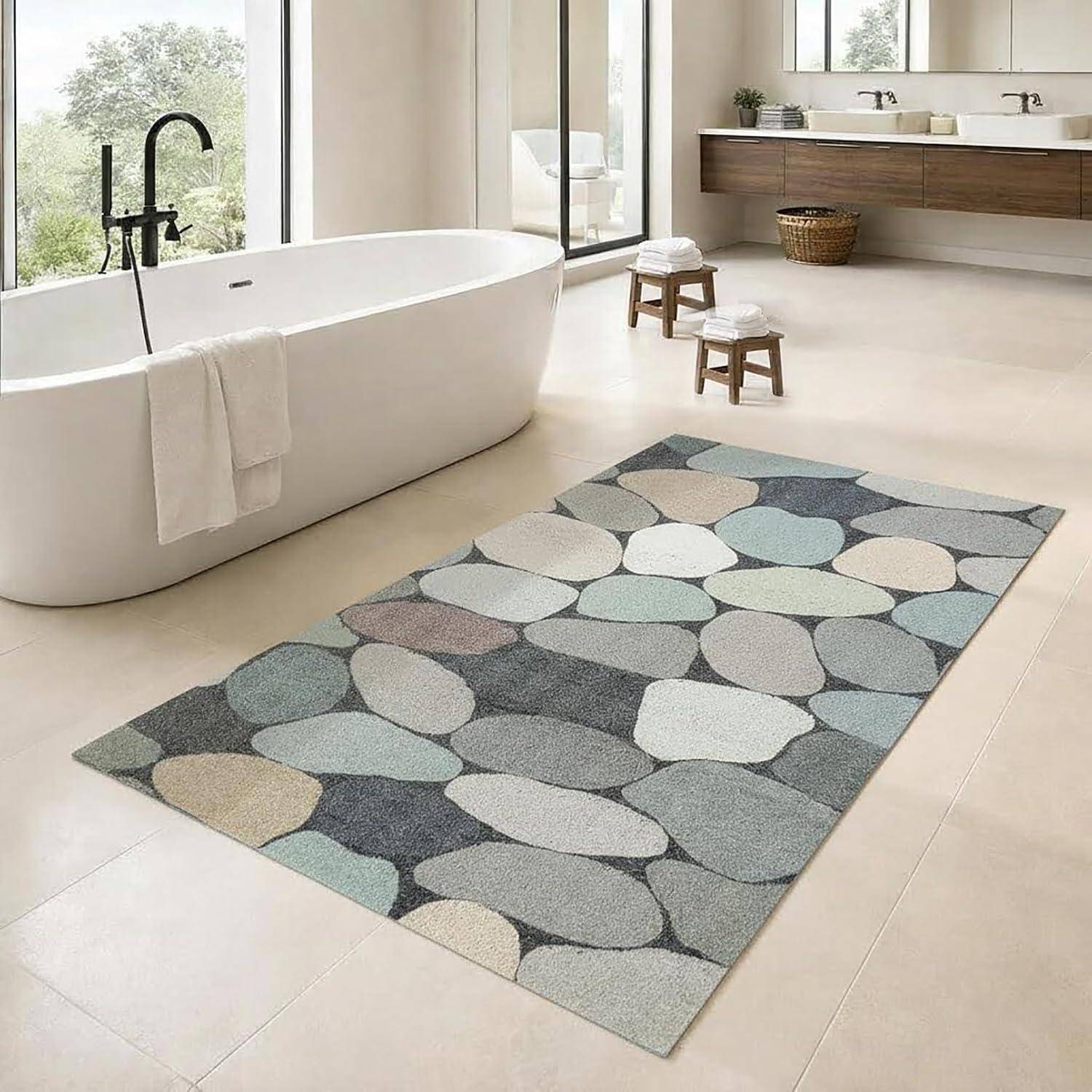 Modernes Badezimmer mit einer freistehenden Badewanne, einem Waschtisch und einem Bereichsteppich mit Kieselmuster auf dem Boden.