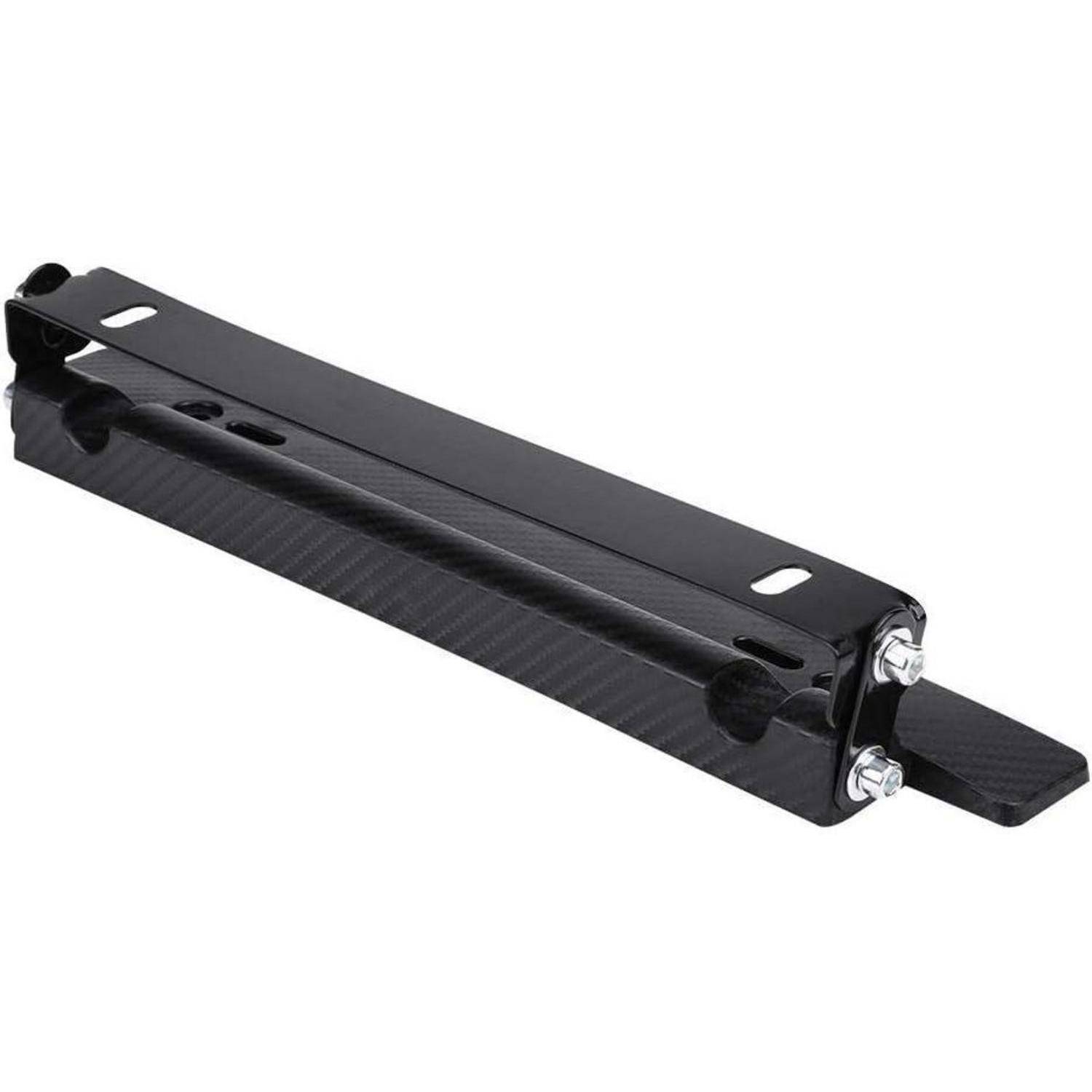 Schwarze Montageklammer im Kohlefaser-Stil mit Schlitzlöchern und zwei Bolzen auf weißem Hintergrund.