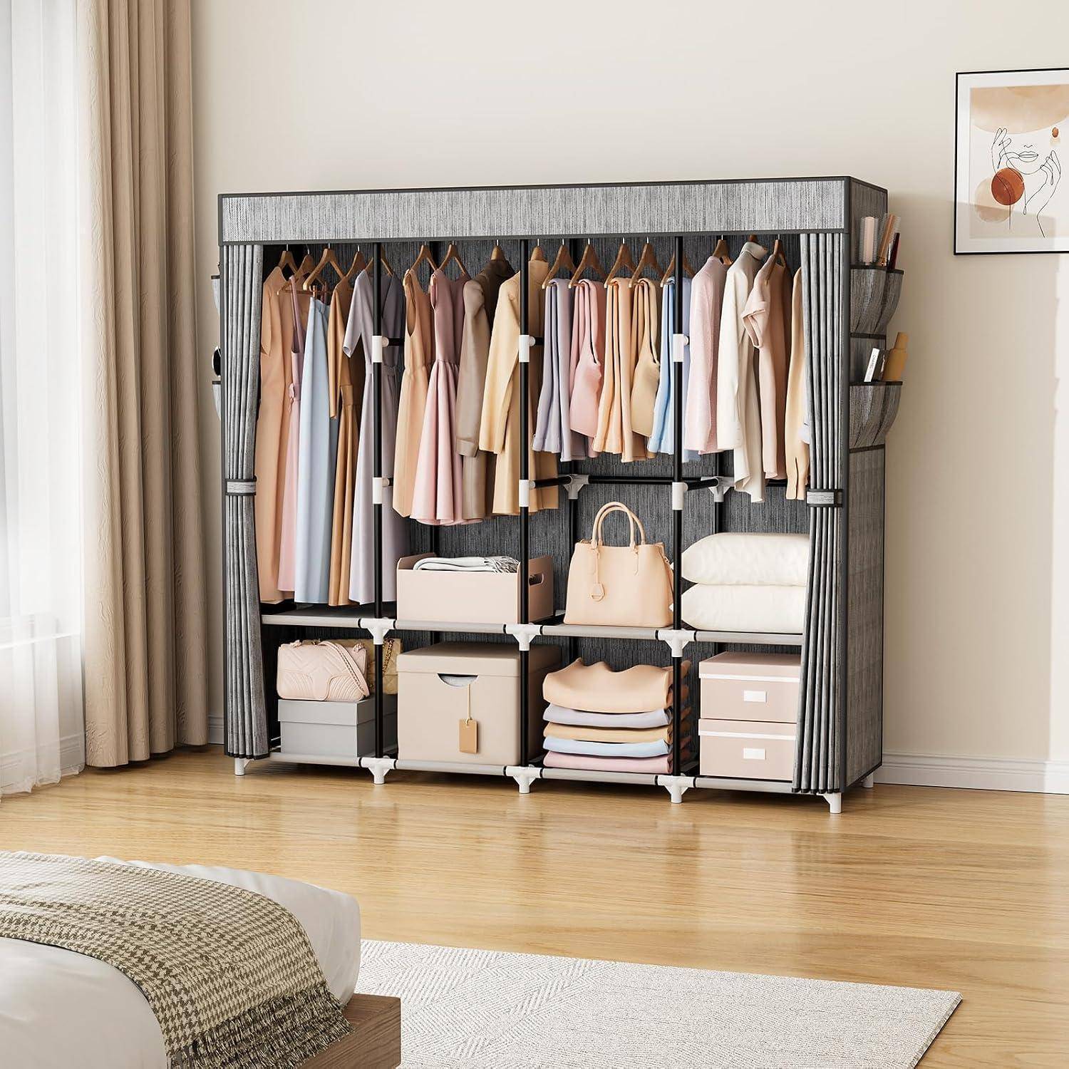 Großer freistehender Kleiderschrank mit aufgehängter Kleidung, Regalen und Aufbewahrungsboxen in einem ordentlichen Schlafzimmer.