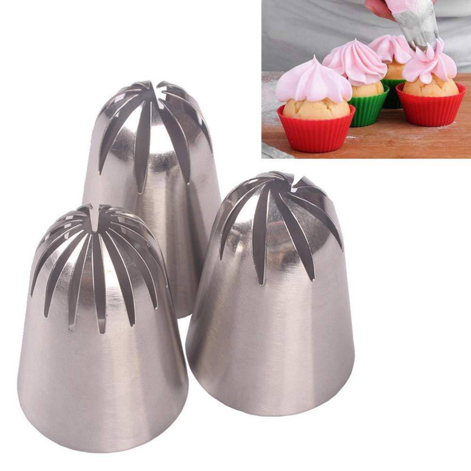 Drei Edelstahl-Cupcake-Frosting-Düsen, gezeigt mit einer Nahaufnahme von rosa wirbelnder Glasur, die auf Cupcakes gespritzt wird.