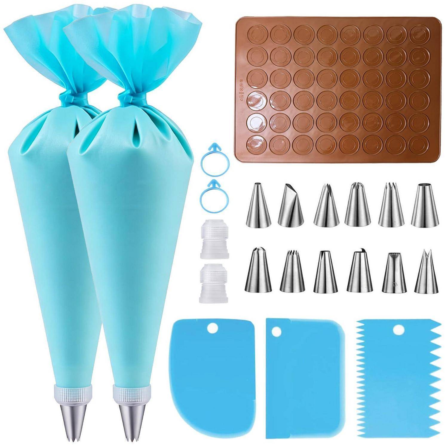 Backwerk-Dekorations-Set mit zwei blauen Spritzbeuteln, Metallspritzvorsätzen, Kupplungen, Spachteln und einer braunen Makronen-Backmatte.