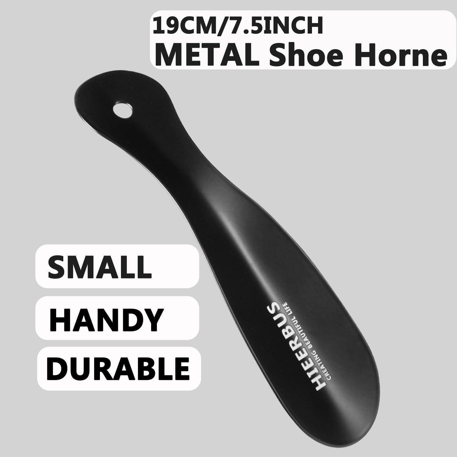 Schwarzes 19 cm Metall-Schuhlöffel mit Aufhängeloch, beschriftet mit „klein", „handlich"" und „langlebig"".