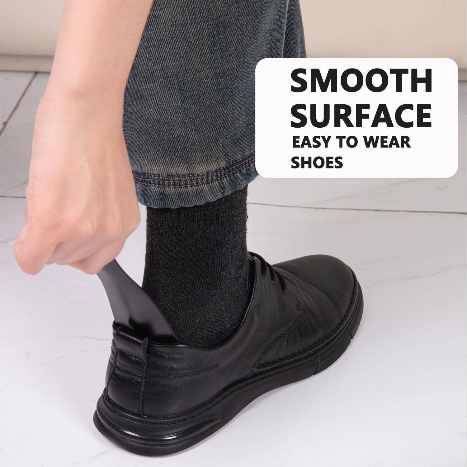 Eine Person schlüpft in einen schwarzen, leicht zu tragenden Schuh mit einer Lasche; Text sagt „GLATTE OBERFLÄCHE" und „LEICHT ZU TRAGENDE SCHUHE"".