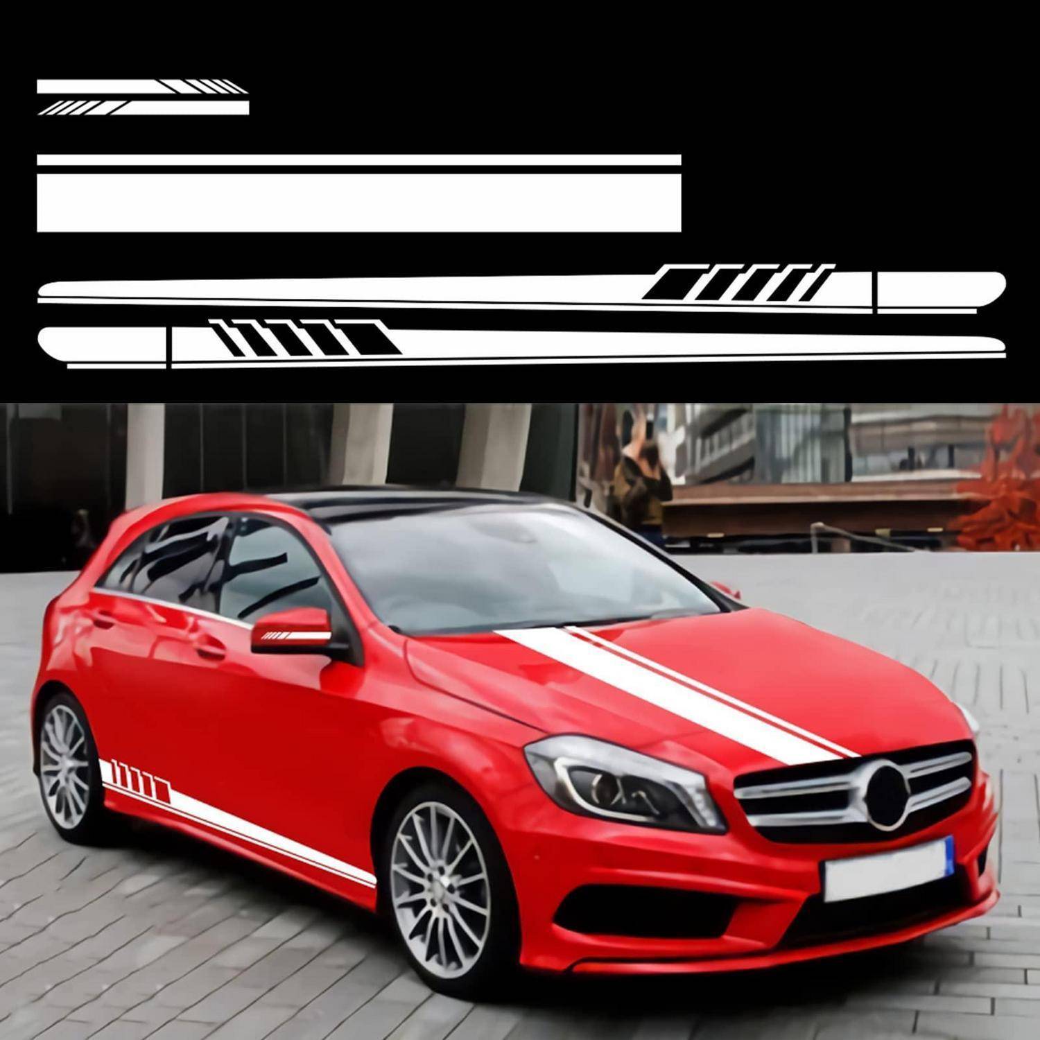 Roter Mercedes-Benz Fließheck mit weißen Rennstreifen, gezeigt in einem Parkplatzbereich vor einem schwarzen grafischen Header mit stilisierten Seitenansicht-Symbolen des Autos.