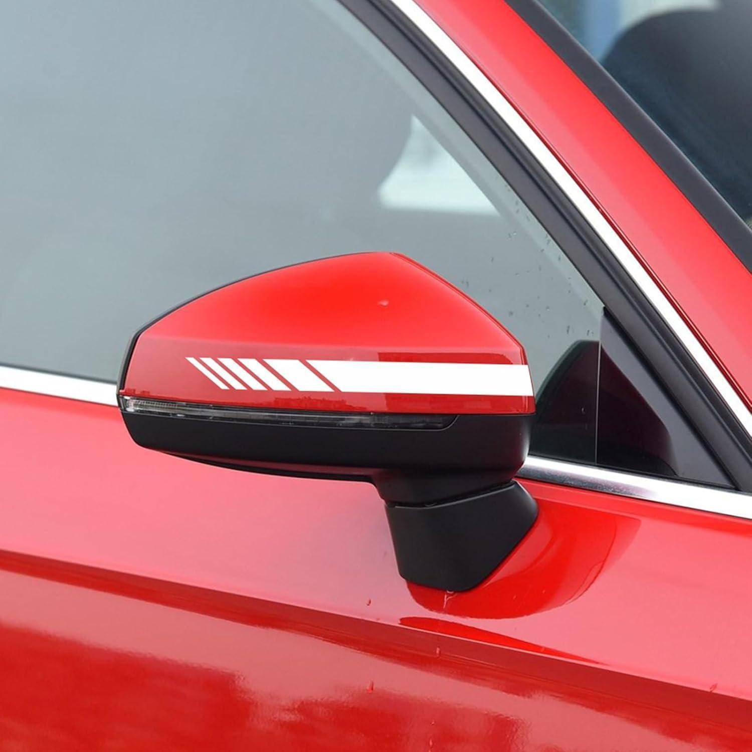 Nahaufnahme des Seitenspiegels eines roten Autos mit weißen Rennstreifen-Aufklebern auf der Tür und dem Spiegelgehäuse.