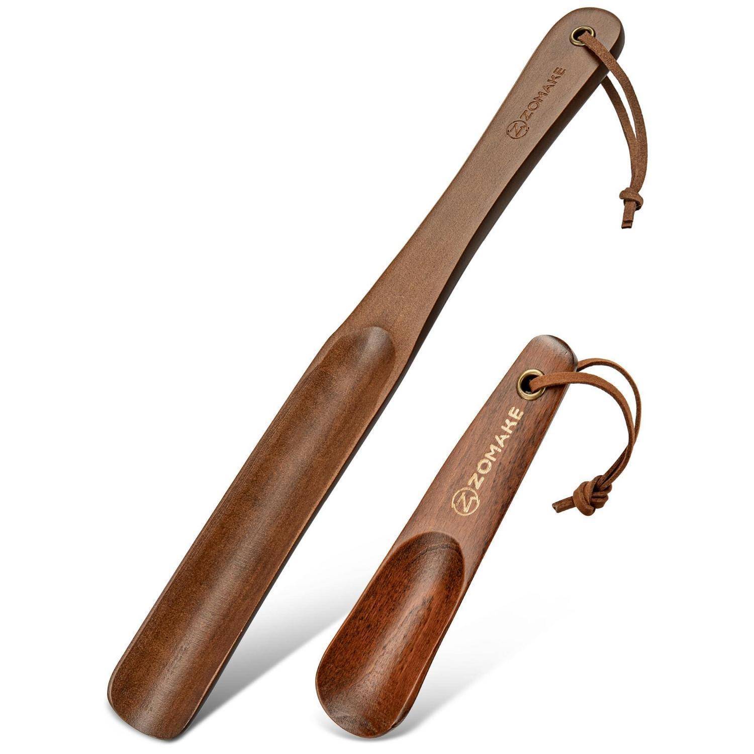 Zwei Schuhanzieher aus Holz mit Lederlanyards, einer lang und einer kurz, auf weißem Hintergrund dargestellt.