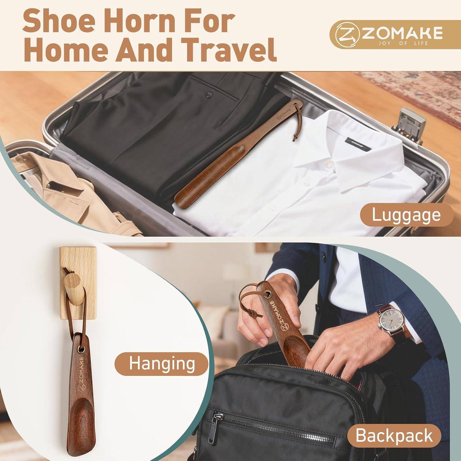 Werbebild eines tragbaren Schuhlöffels aus Holz für Zuhause und Reisen, gezeigt in Gepäck, an einer Wand hängend und verwendet mit einem Rucksack.