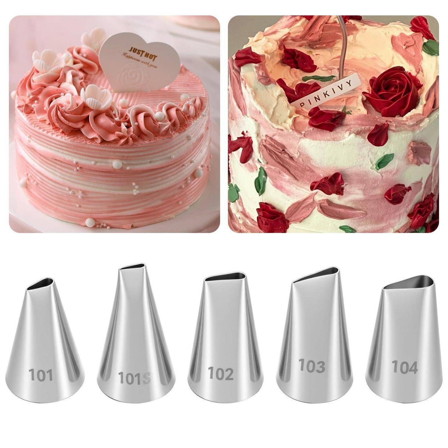 Zwei rosa verzierte Kuchen oben und fünf nummerierte Metall-Spritztüllen unten, zeigen Beispiele für Kuchenverzierung und Werkzeuge.