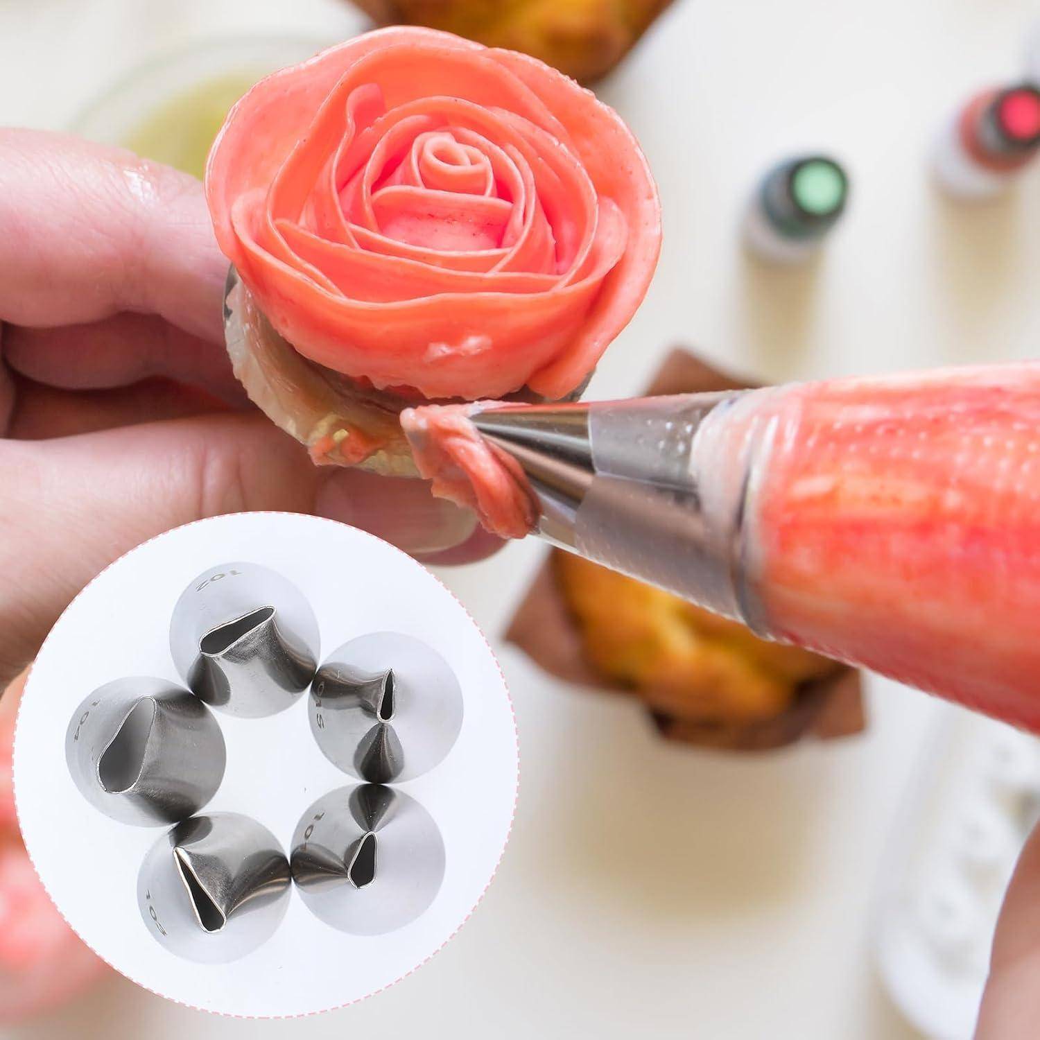 Nahaufnahme eines Gebäcks, das mit rosa Buttercreme-Rosen mithilfe eines Spritzbeutels verziert wird, mit einer Rosenspritztülle in einer Detailansicht.