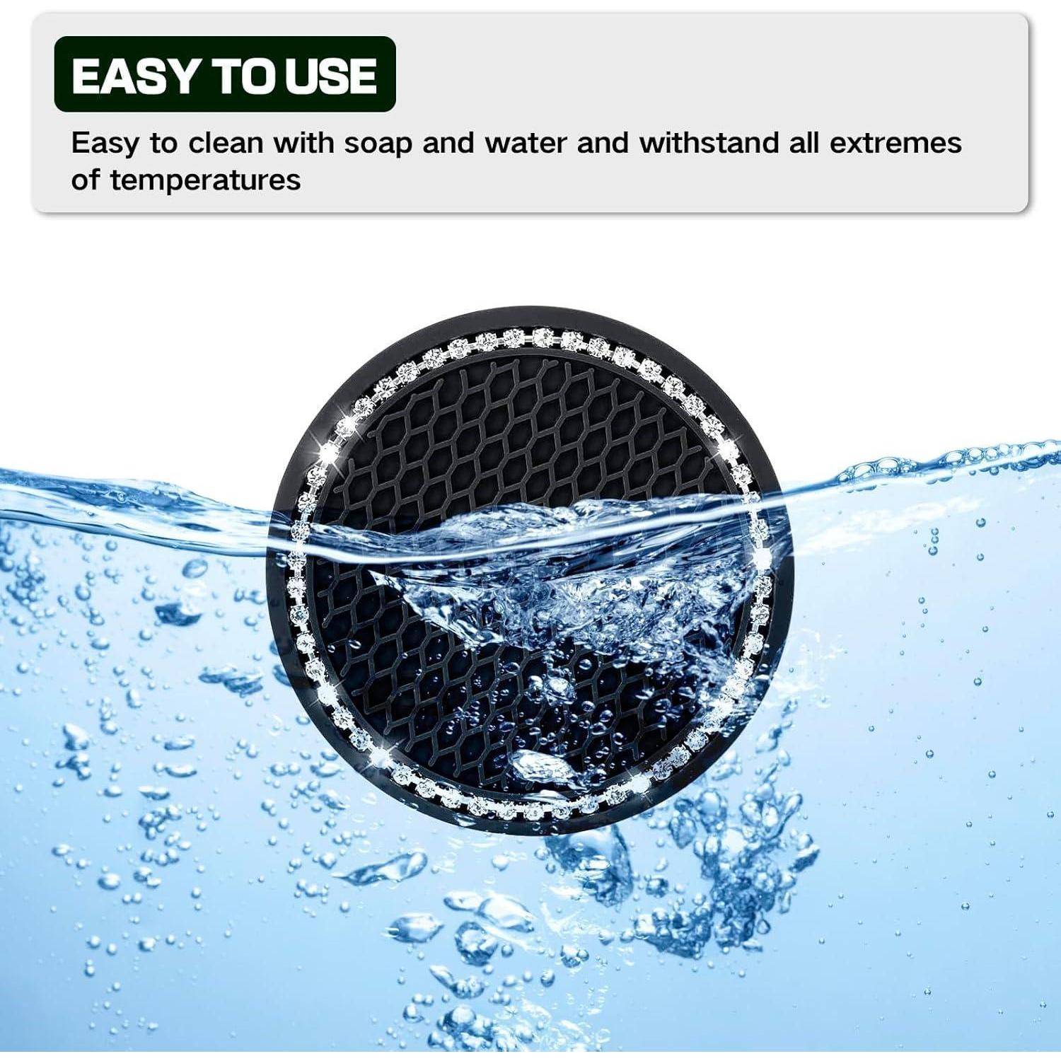 Kreisförmiges schwarzes Sprechergitter, das im Wasser spritzt, unter dem Text „EINFACH ZU BEDIENEN
