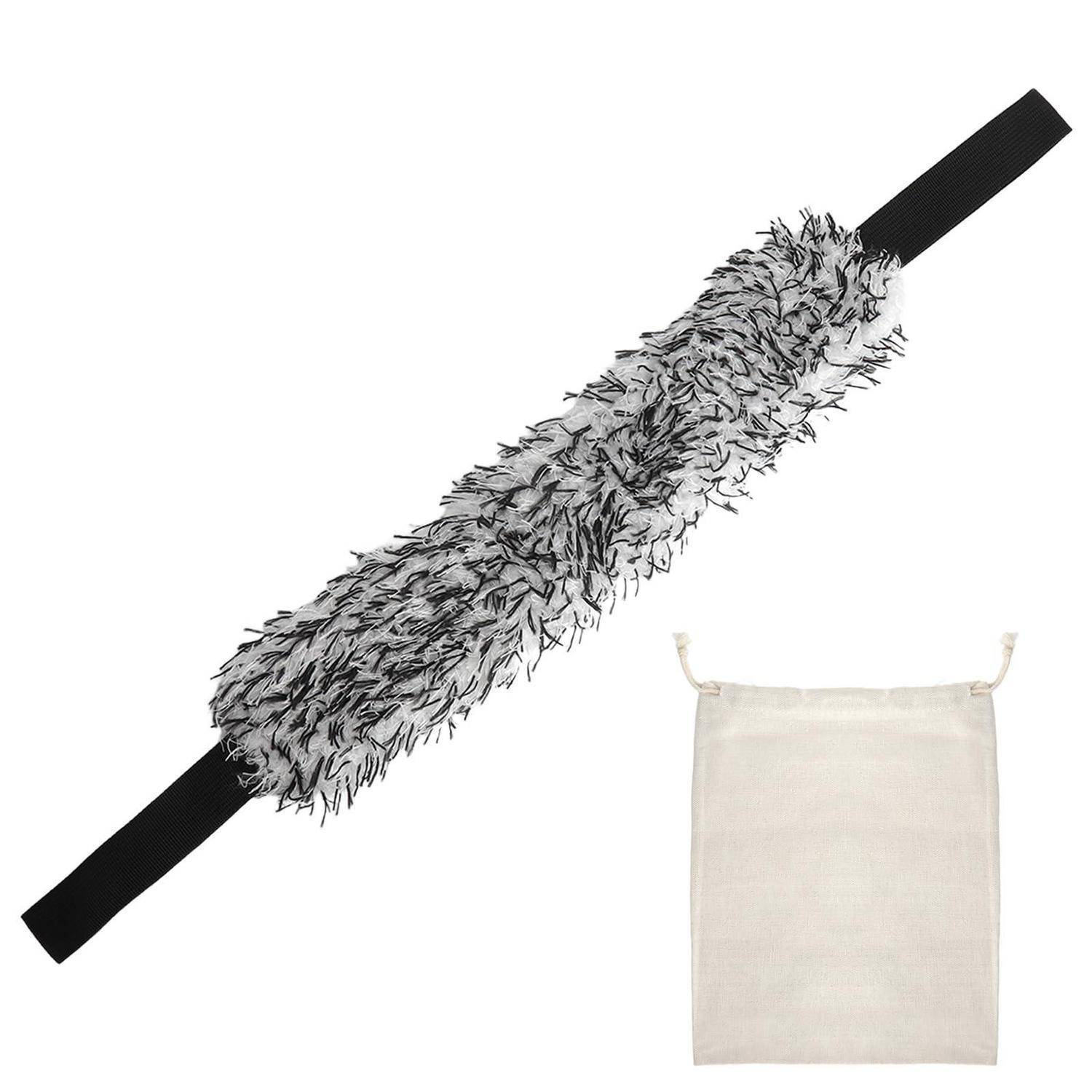 Graue, flauschige Manschette mit schwarzen Riemen und einem weißen Beutel mit Kordelzug auf weißem Hintergrund.